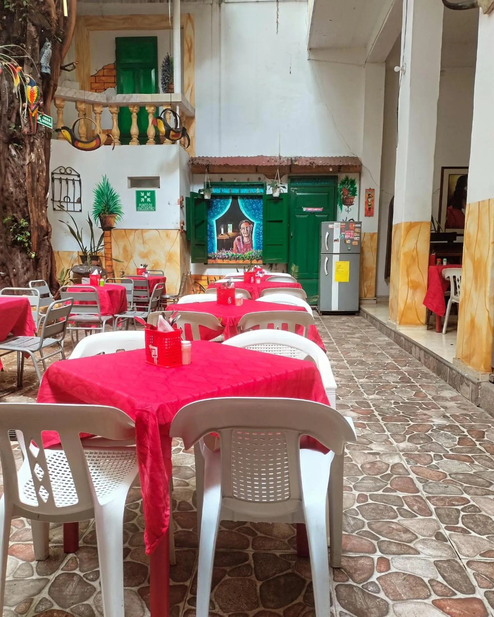 Restaurant/places to eat in Hotel Plaza Confort Inn