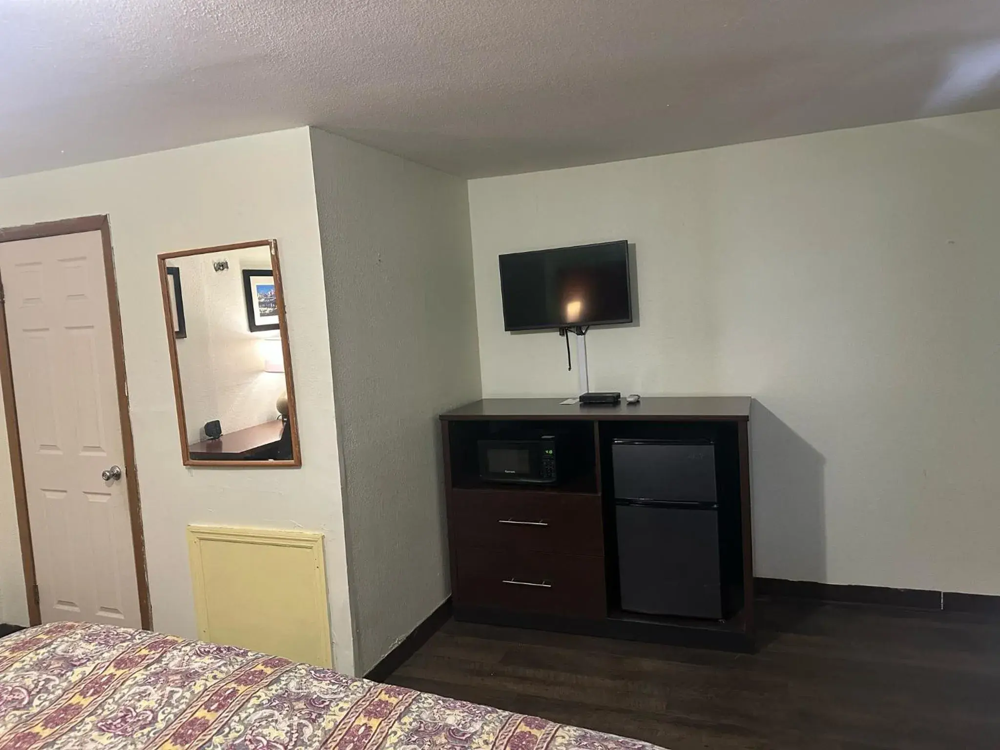 Bedroom, Bed in Hillcrest Motel by Oyo Aurora near Lawrenceburg Bedroom, Bed in Hillcrest Motel by Oyo Aurora near Lawrenceburg