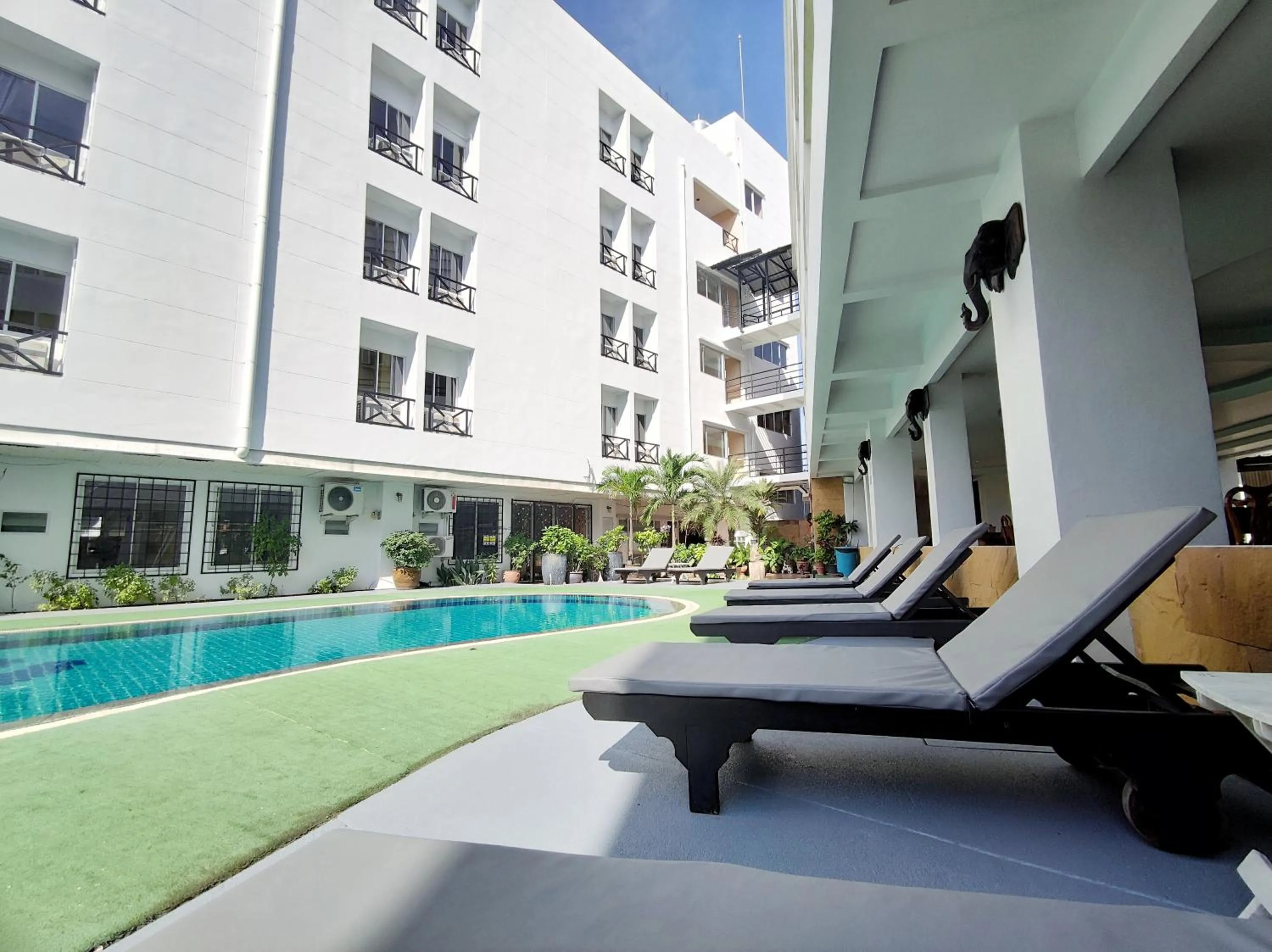 Swimming pool in The Chanthong Residence and Hotel Pattaya