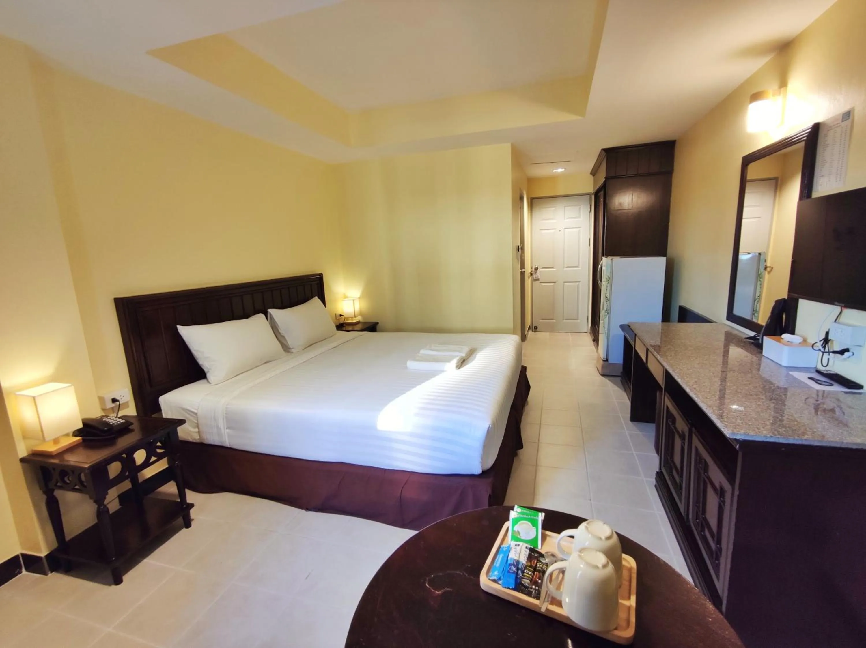 Bedroom, Bed in The Chanthong Residence and Hotel Pattaya
