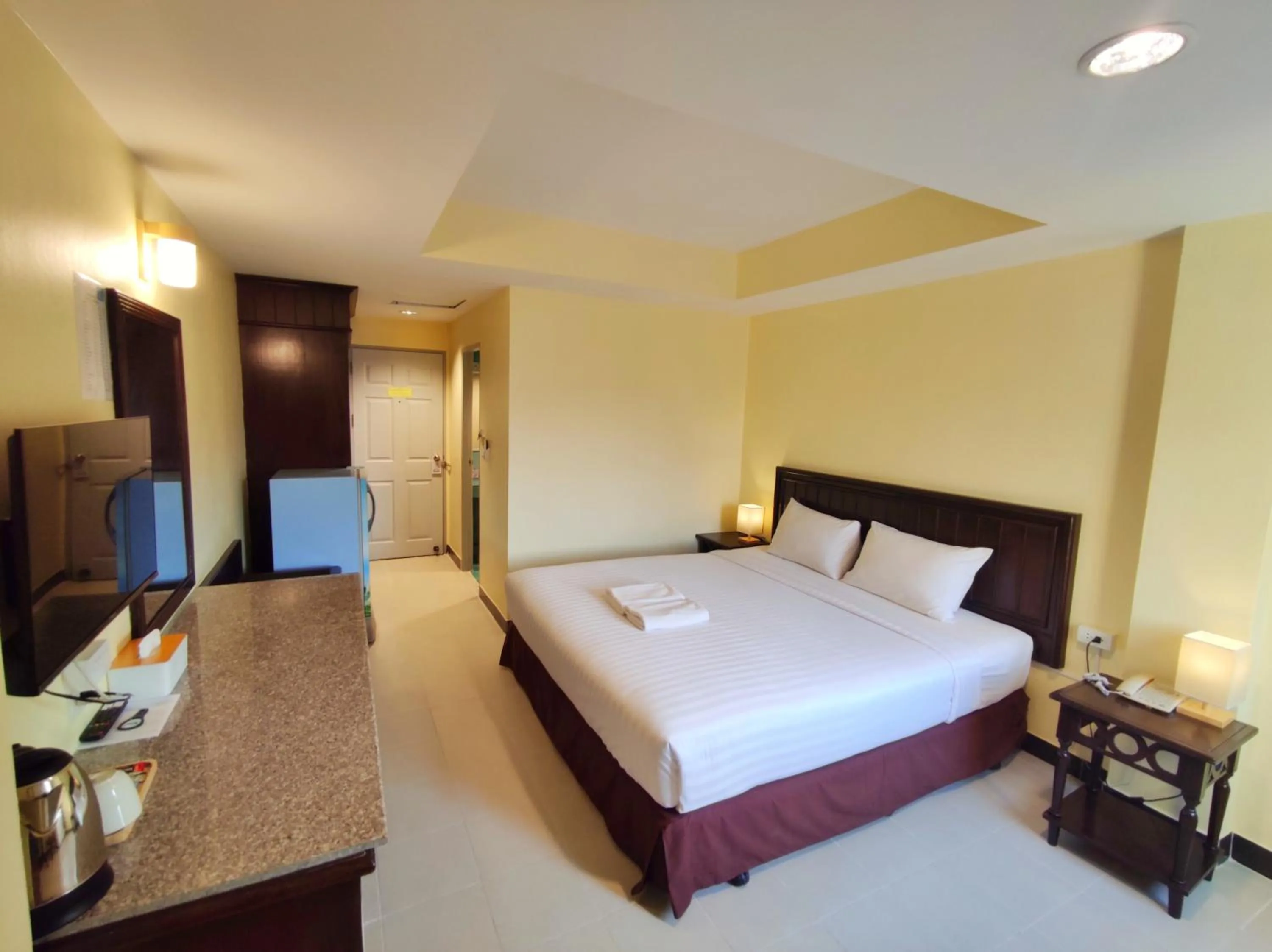 Bedroom, Bed in The Chanthong Residence and Hotel Pattaya