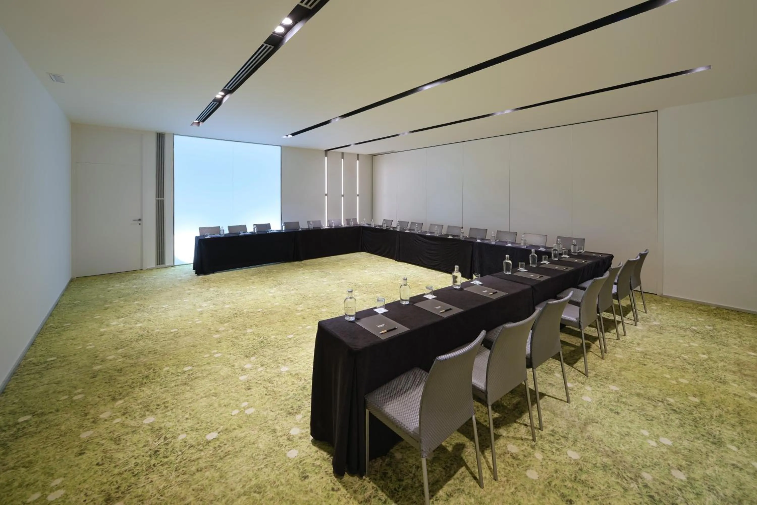 Business facilities in Ikonik Anglí