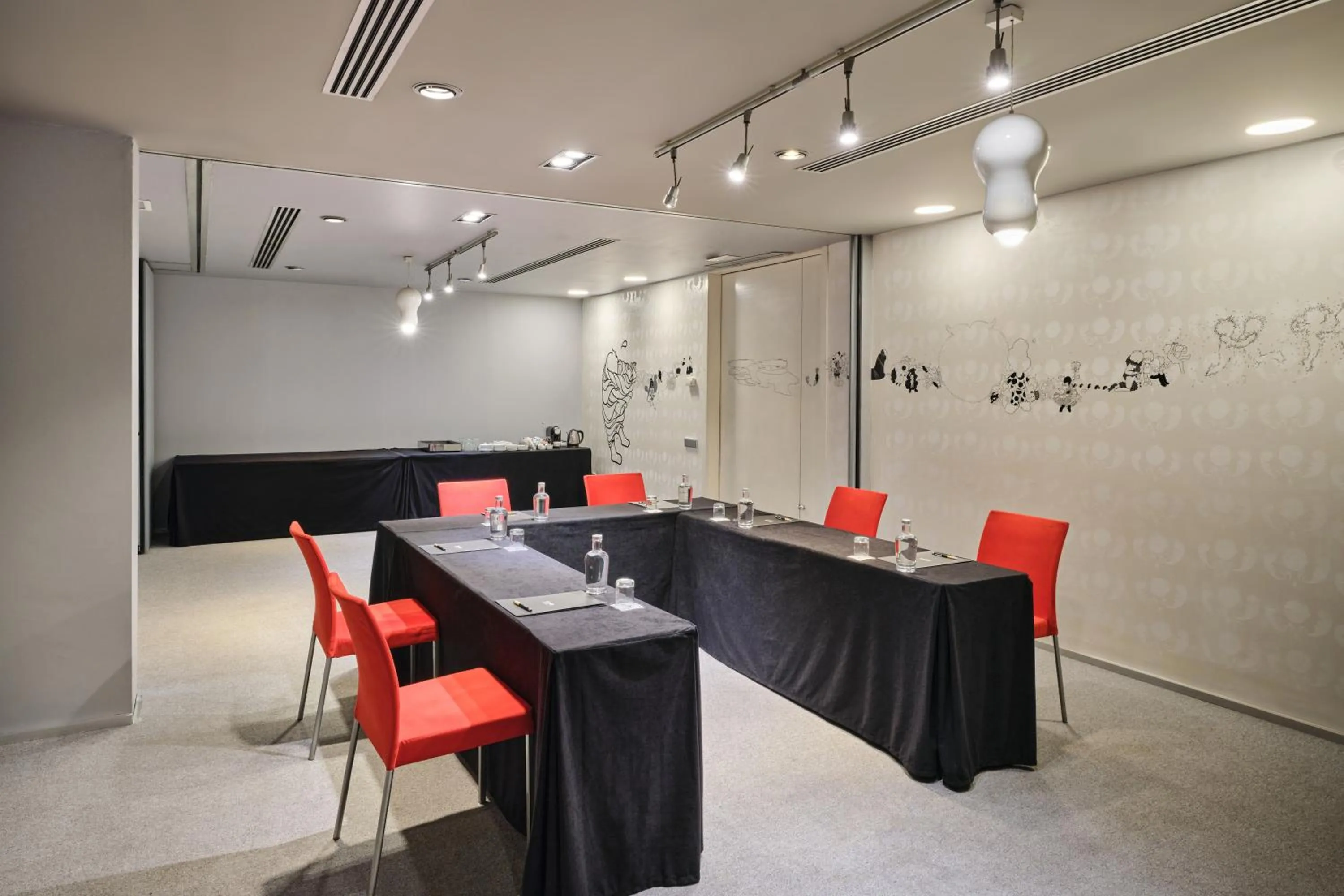 Business facilities in Ikonik Anglí