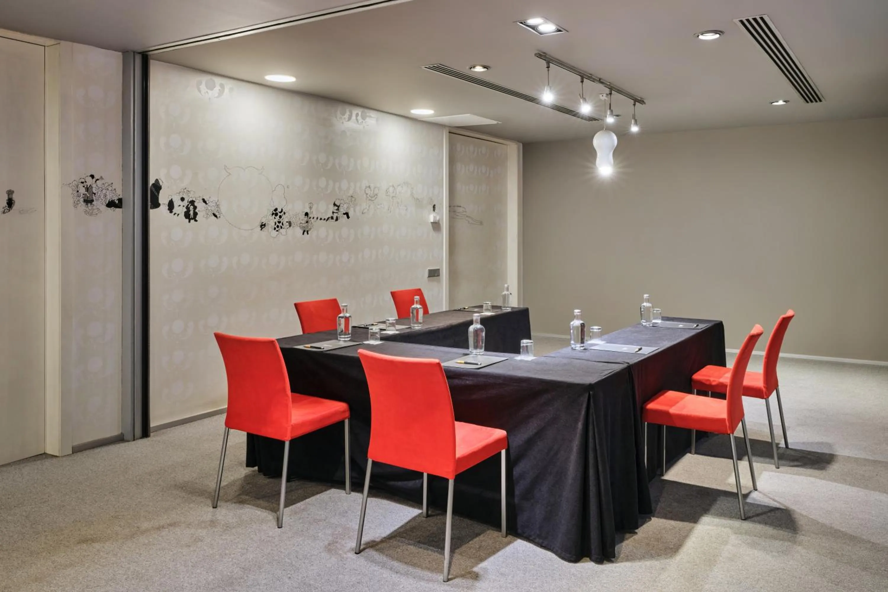 Business facilities in Ikonik Anglí