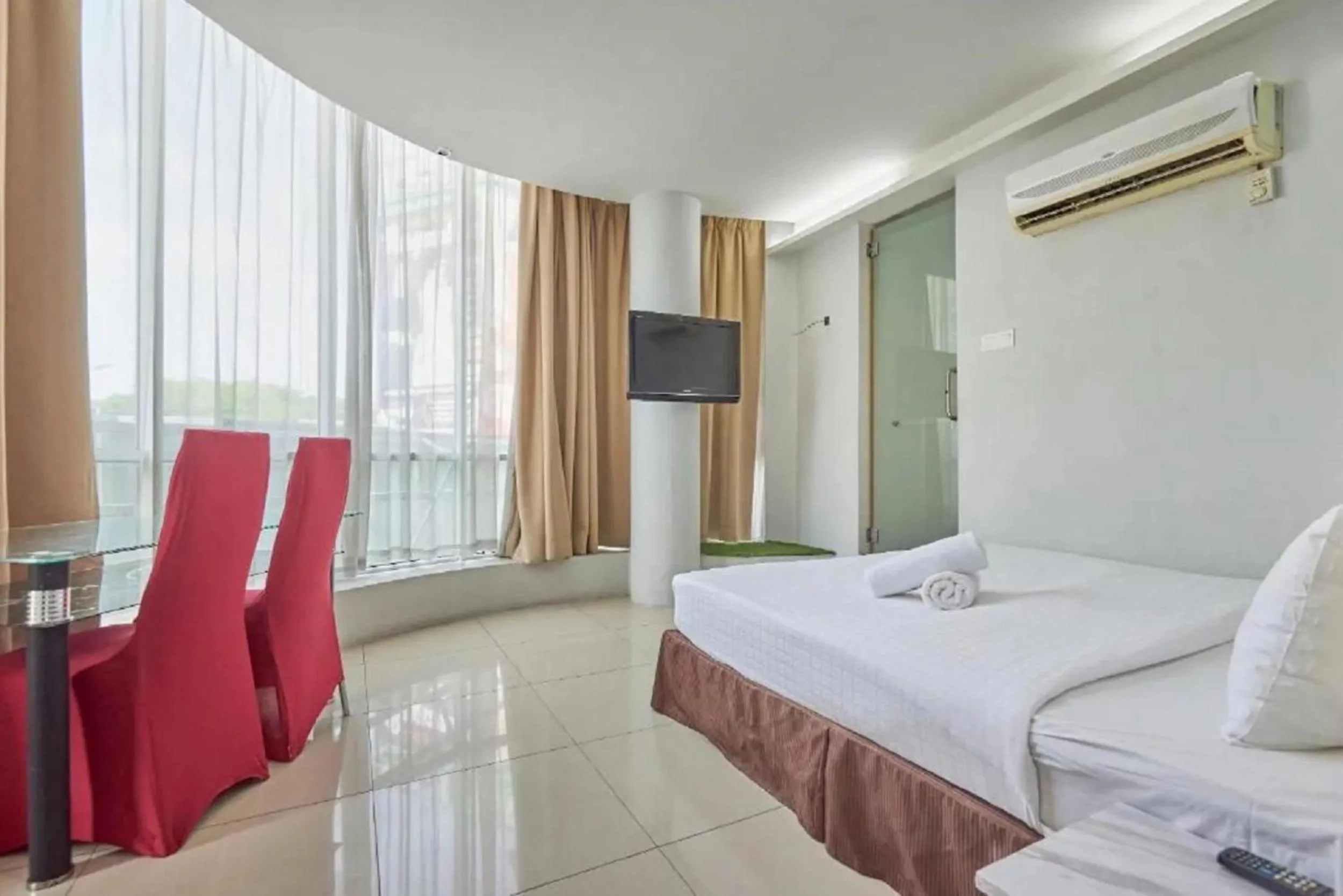 Bed in Swing & Pillows - Kota Damansara