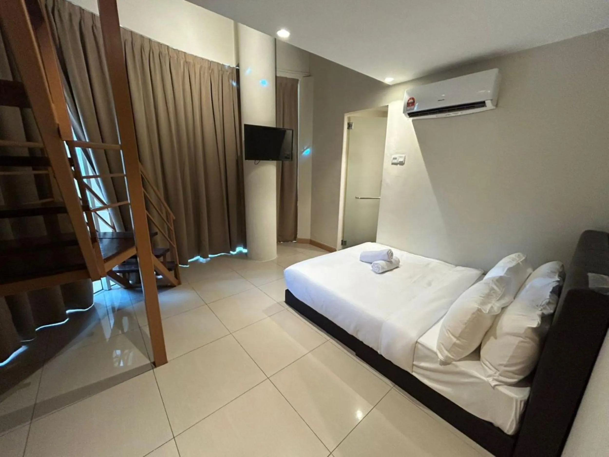 Bed in Swing & Pillows - Kota Damansara