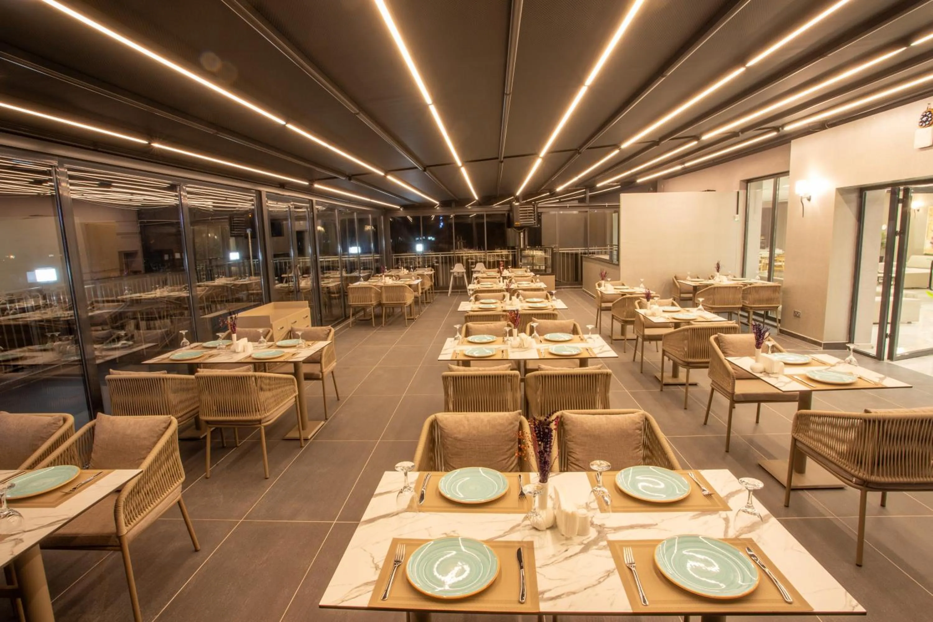 Restaurant/places to eat in First Joy Hotel