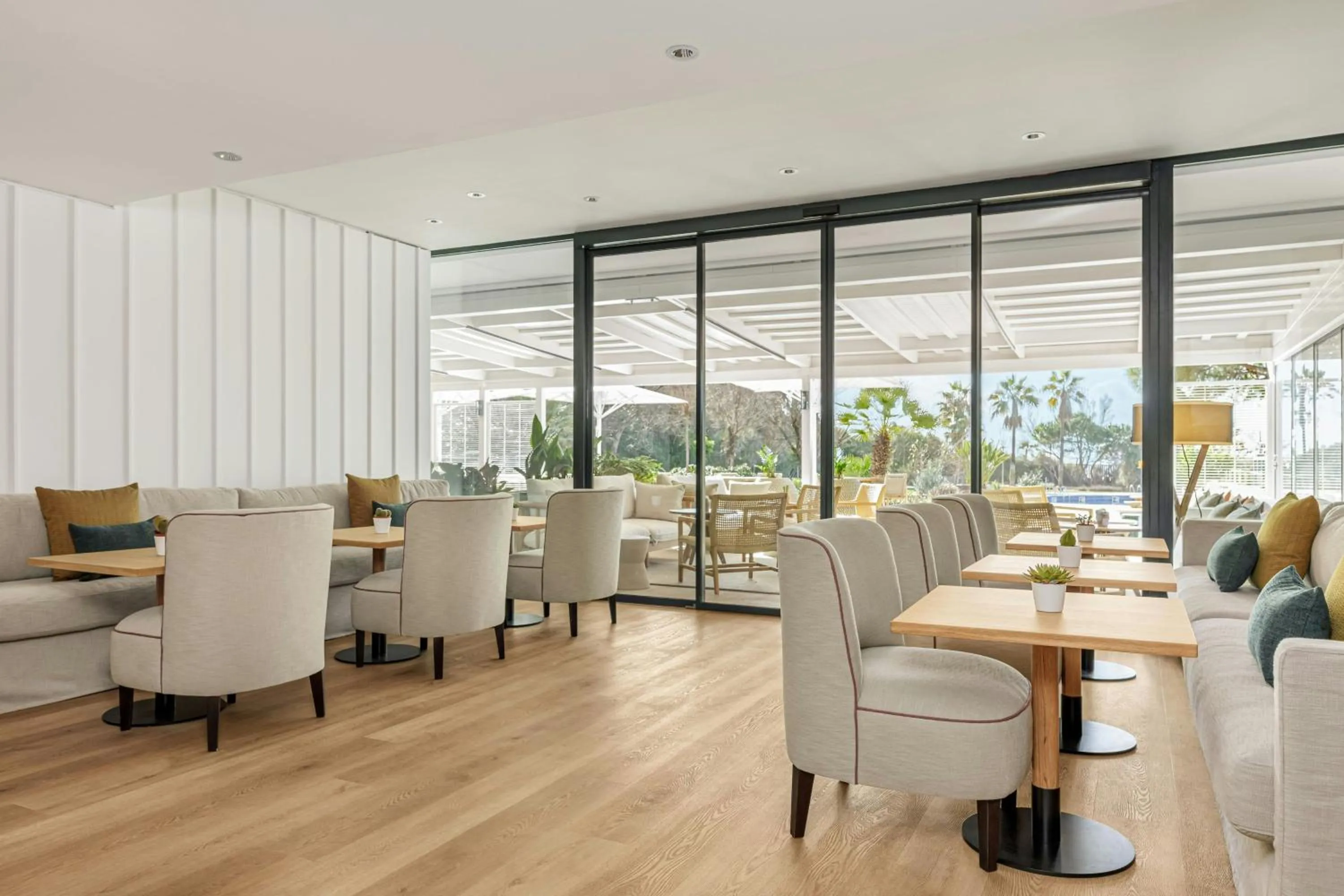 Lounge or bar in AC Hotel by Marriott Gava Mar Airport