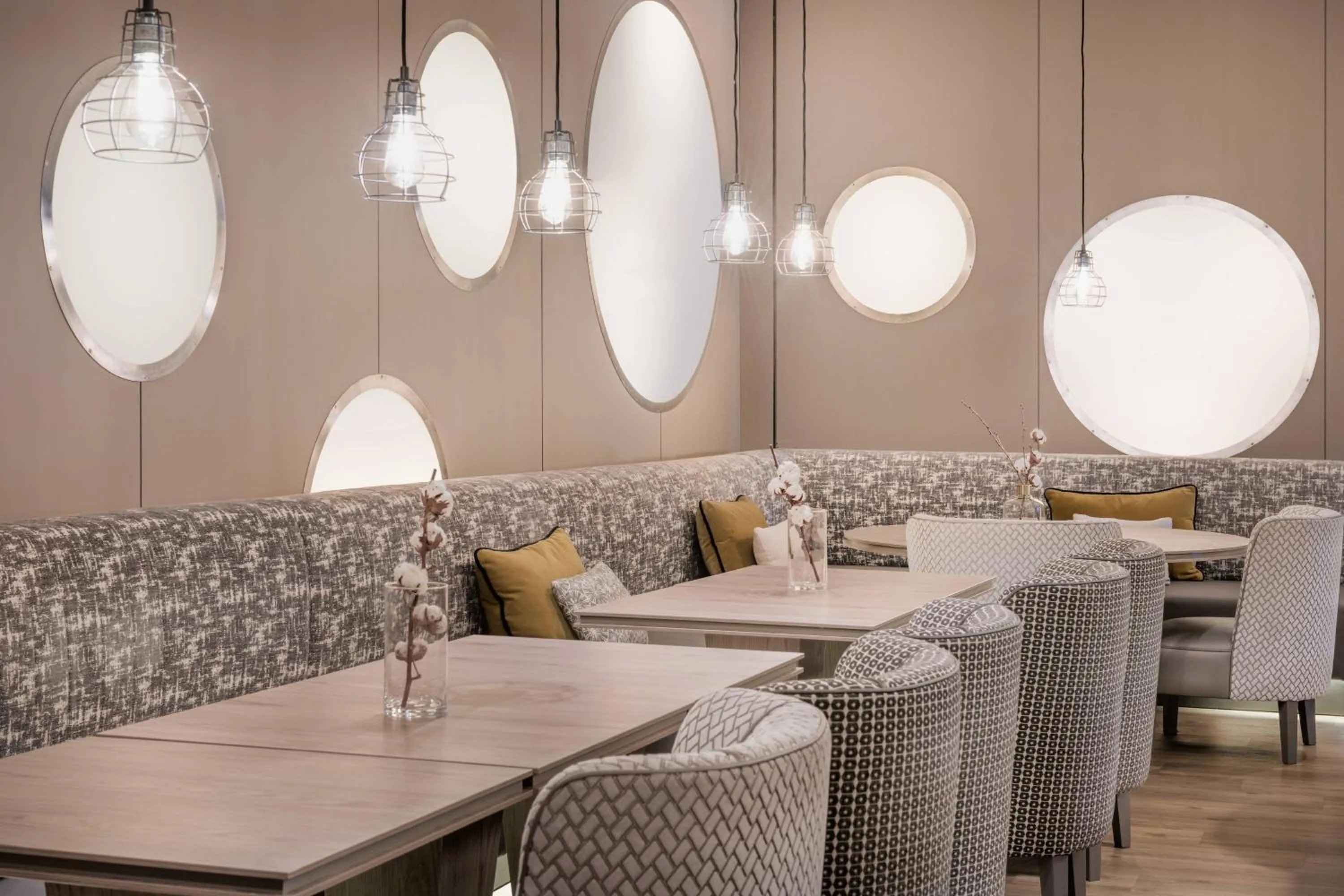 Lounge or bar in AC Hotel by Marriott Alicante