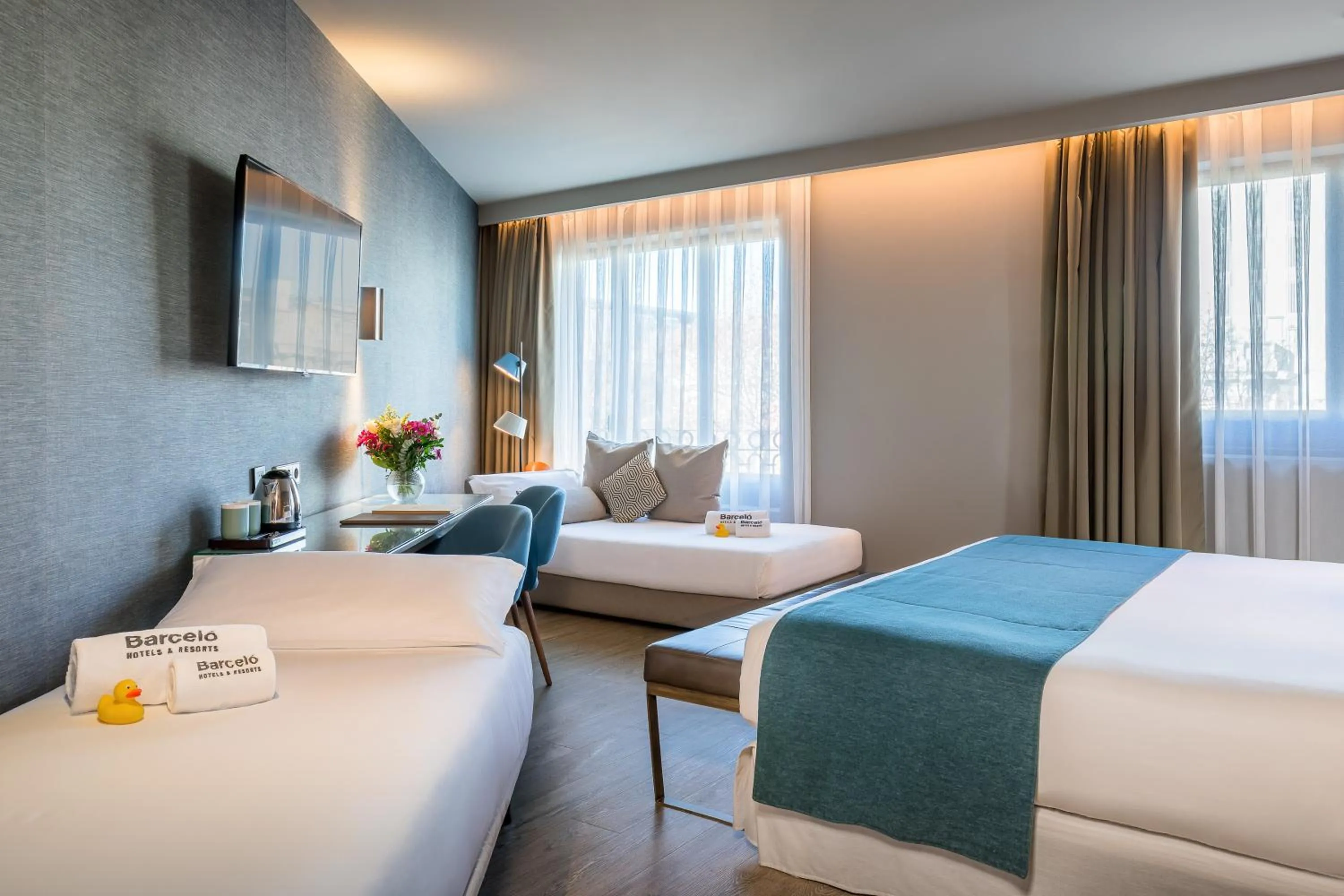 Photo of the whole room, Bed in Barceló Emperatriz