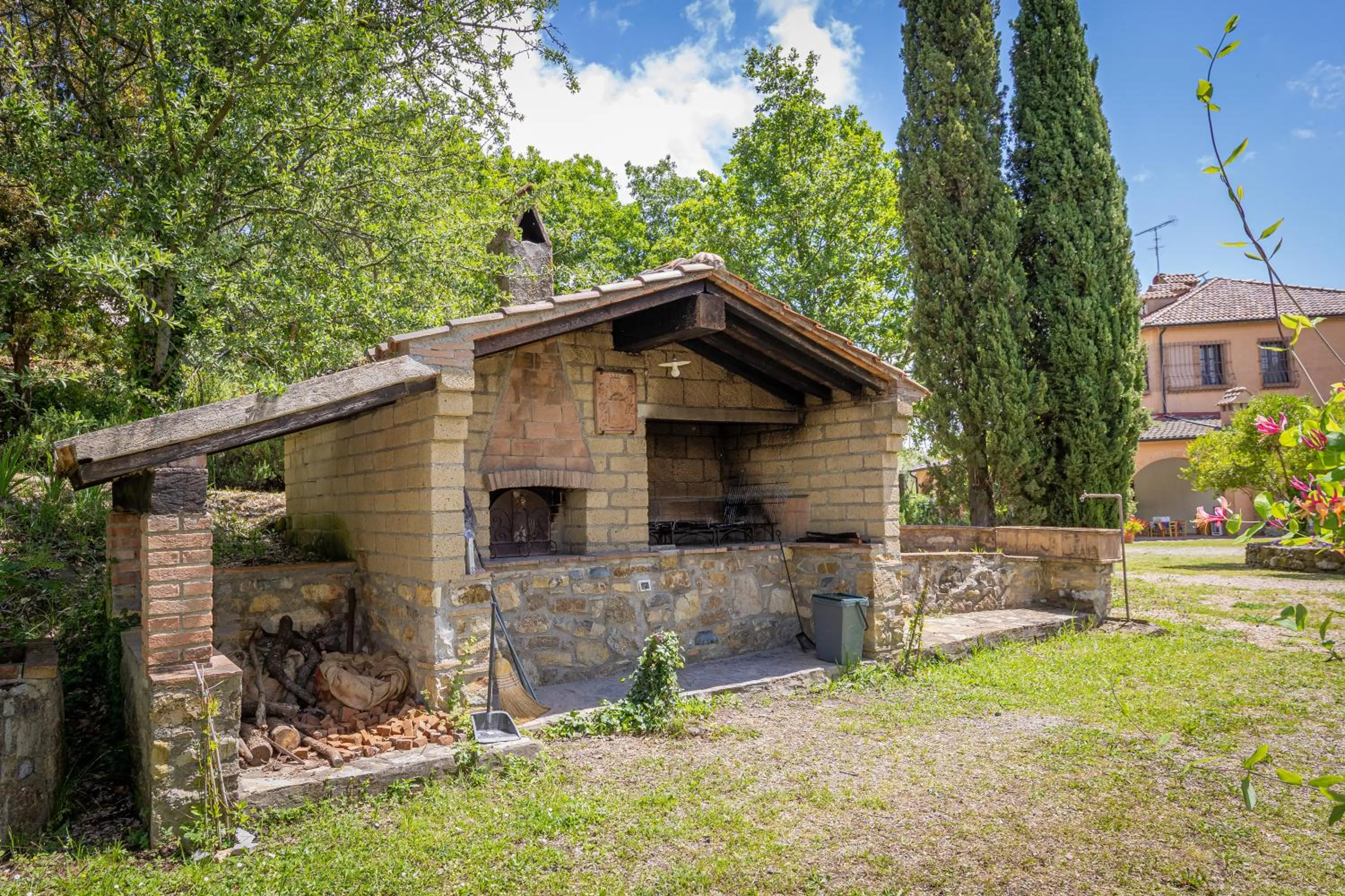 BBQ facilities in Villa Cresci con piscina Tuscan villa with pool near Sassetta thermal baths & Bolgheri Wine Route