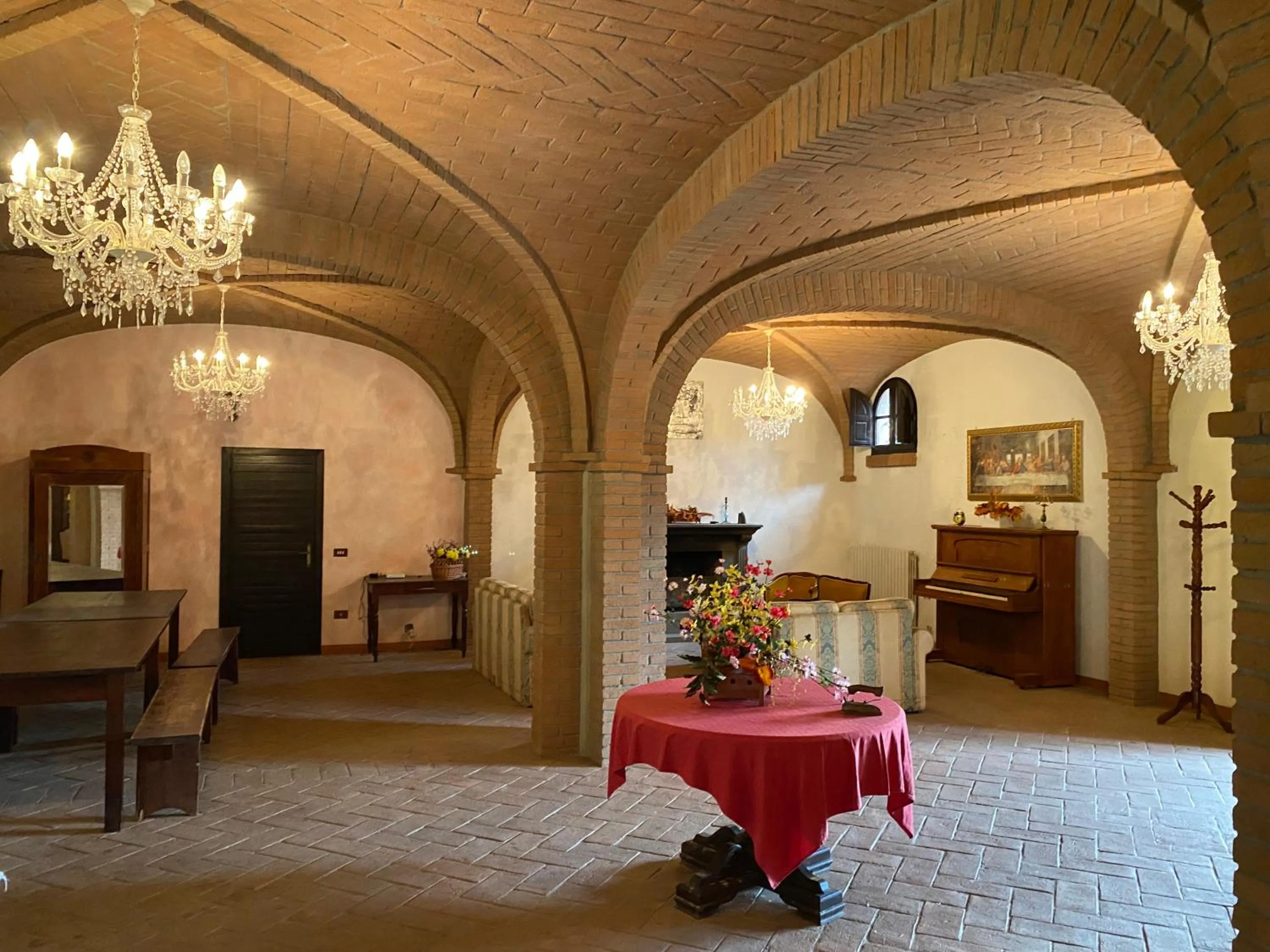 Communal lounge/ TV room in Villa Cresci con piscina Tuscan villa with pool near Sassetta thermal baths & Bolgheri Wine Route