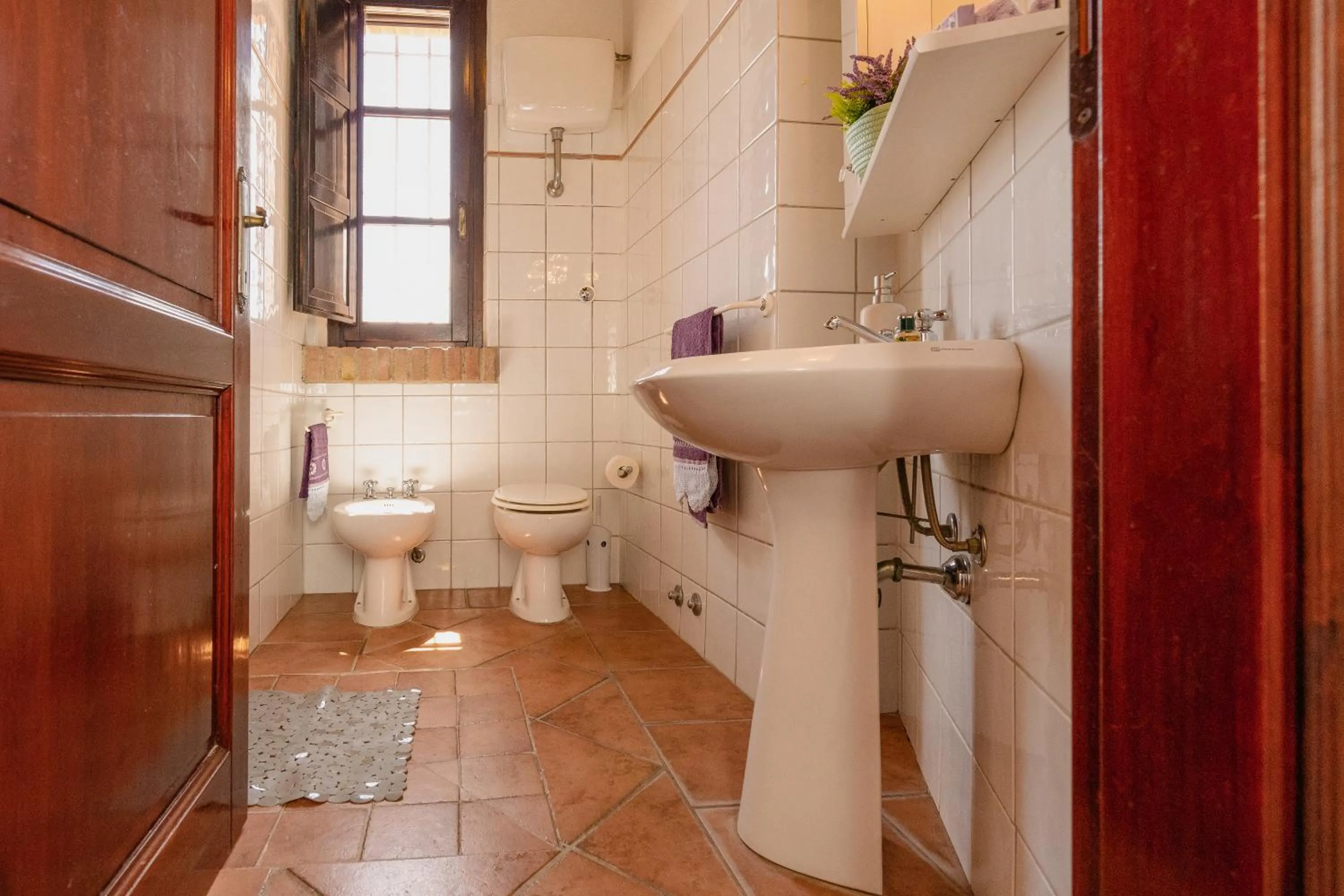 Bathroom in Villa Cresci con piscina Tuscan villa with pool near Sassetta thermal baths & Bolgheri Wine Route
