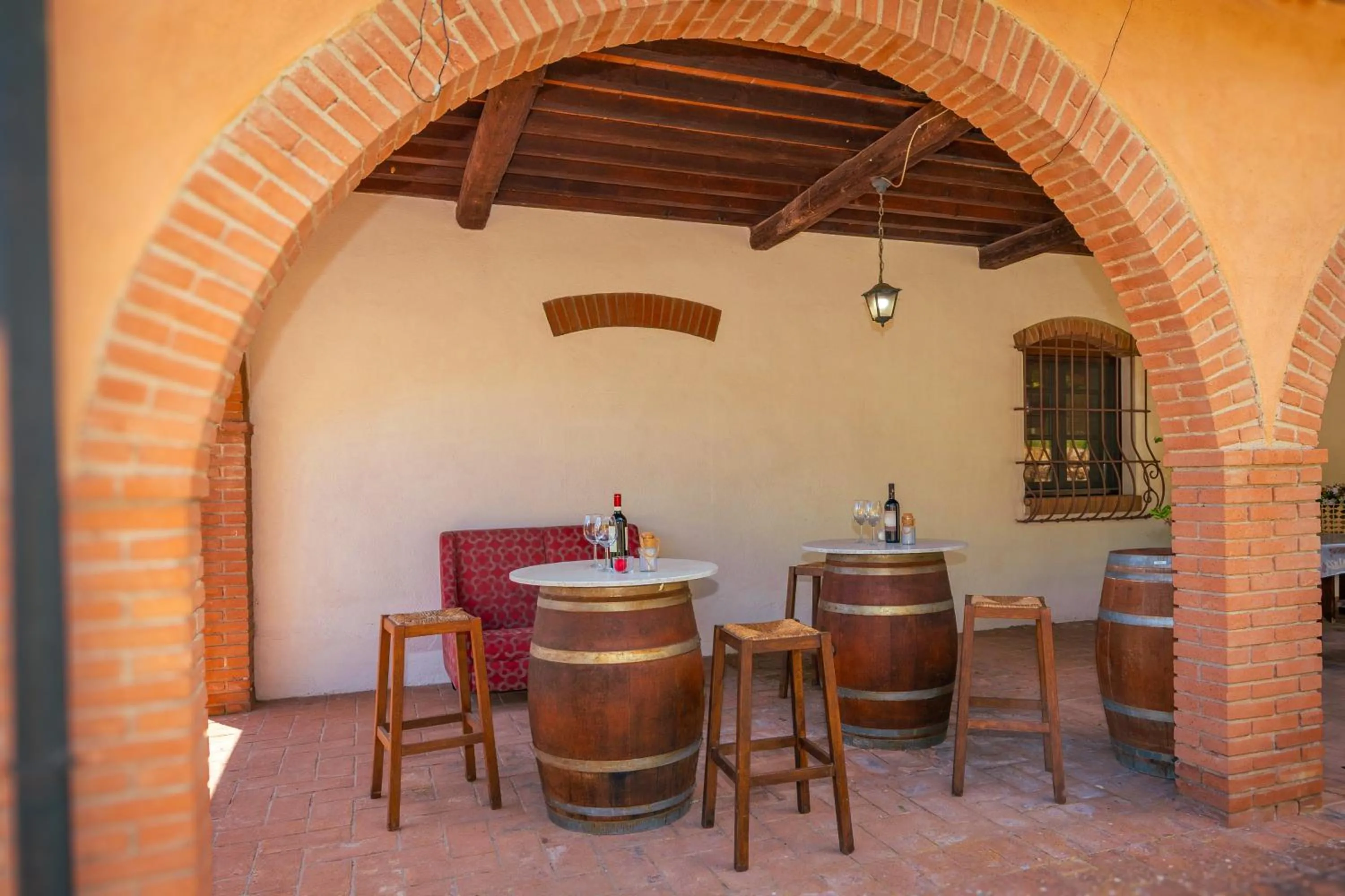 Patio in Villa Cresci con piscina Tuscan villa with pool near Sassetta thermal baths & Bolgheri Wine Route