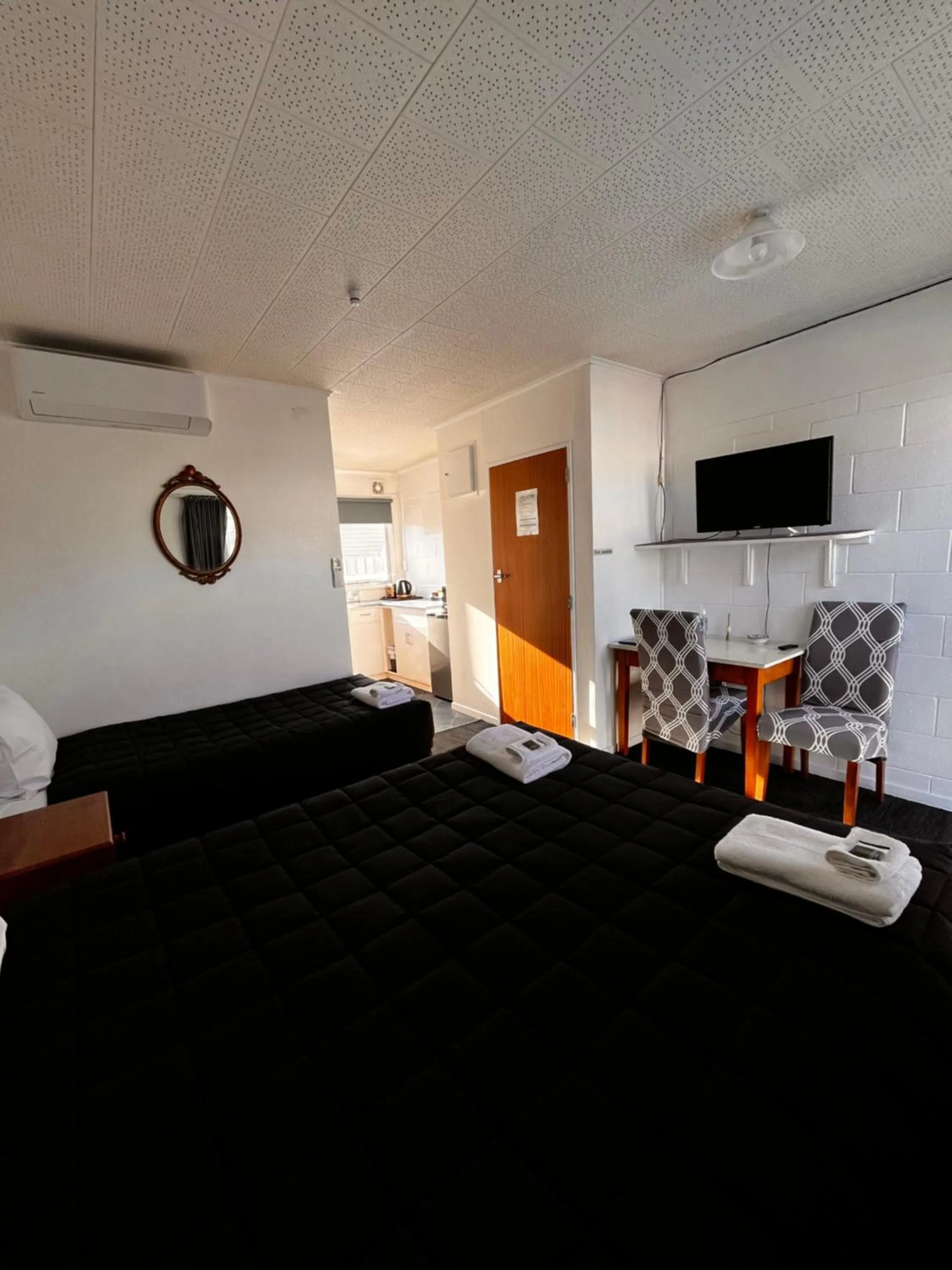 Photo of the whole room, Bed in Brooklyne Motel Sanson