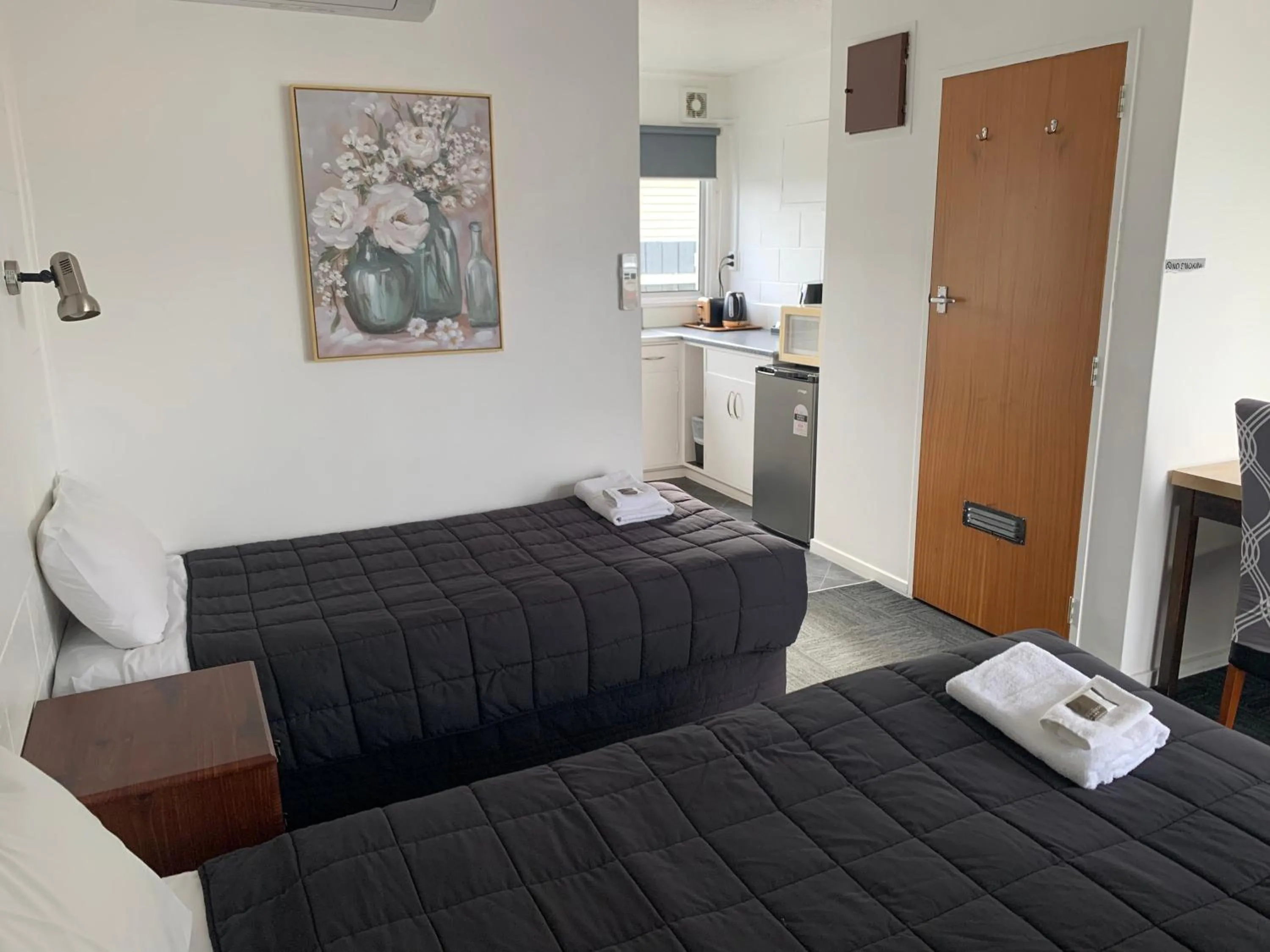 Bed in Brooklyne Motel Sanson