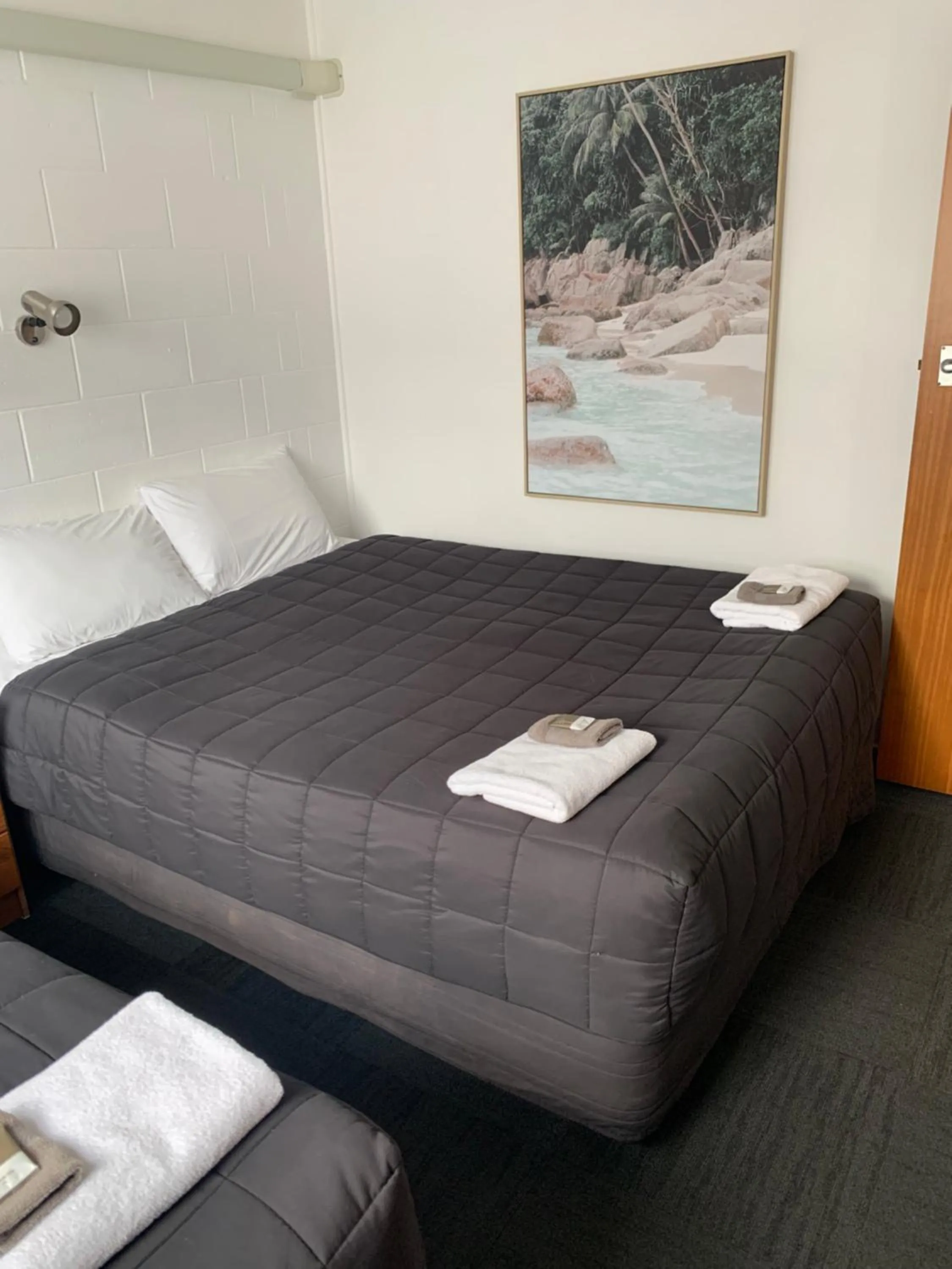 Bed in Brooklyne Motel Sanson