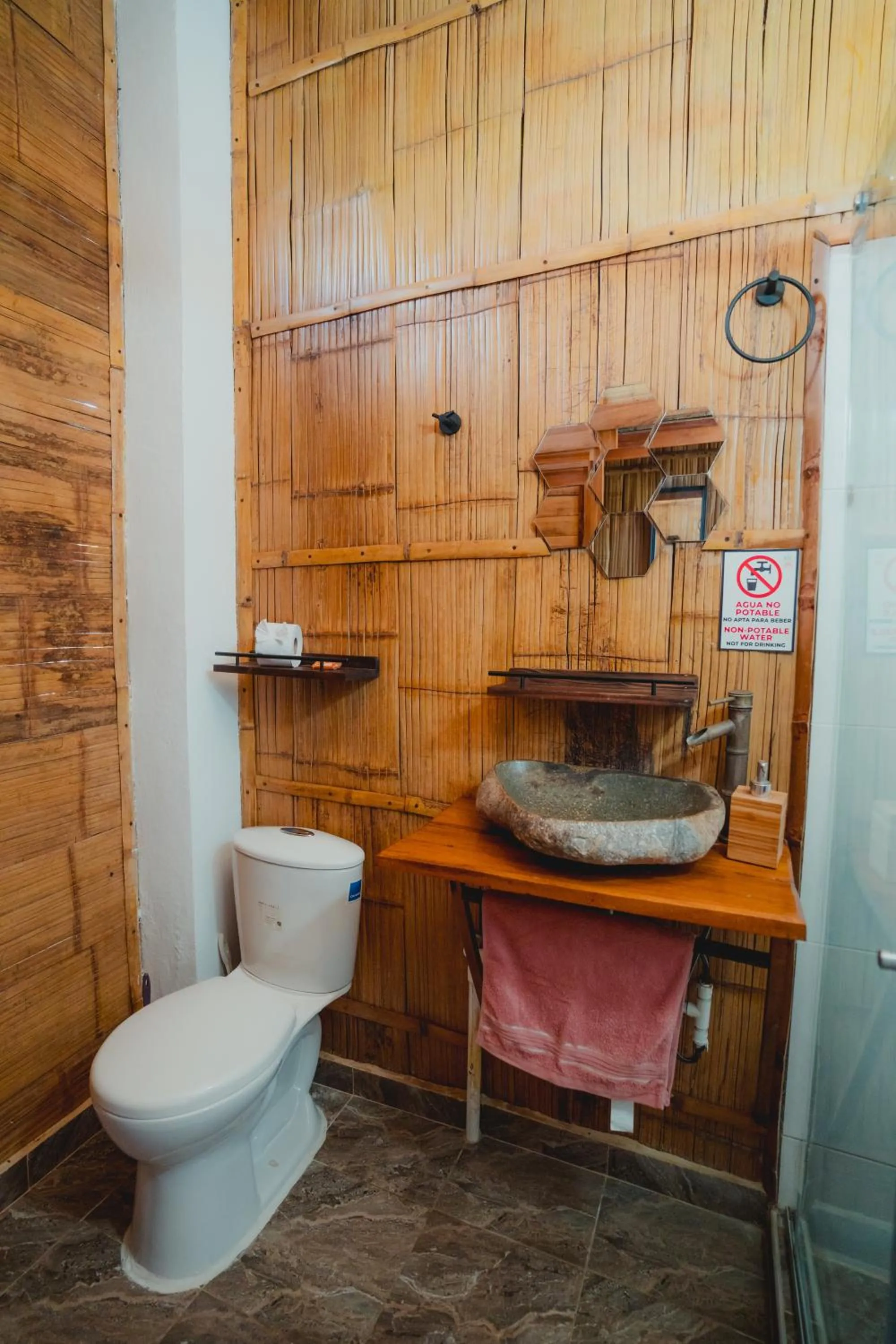 Shower in UUTTAAKA Eco-Hotel