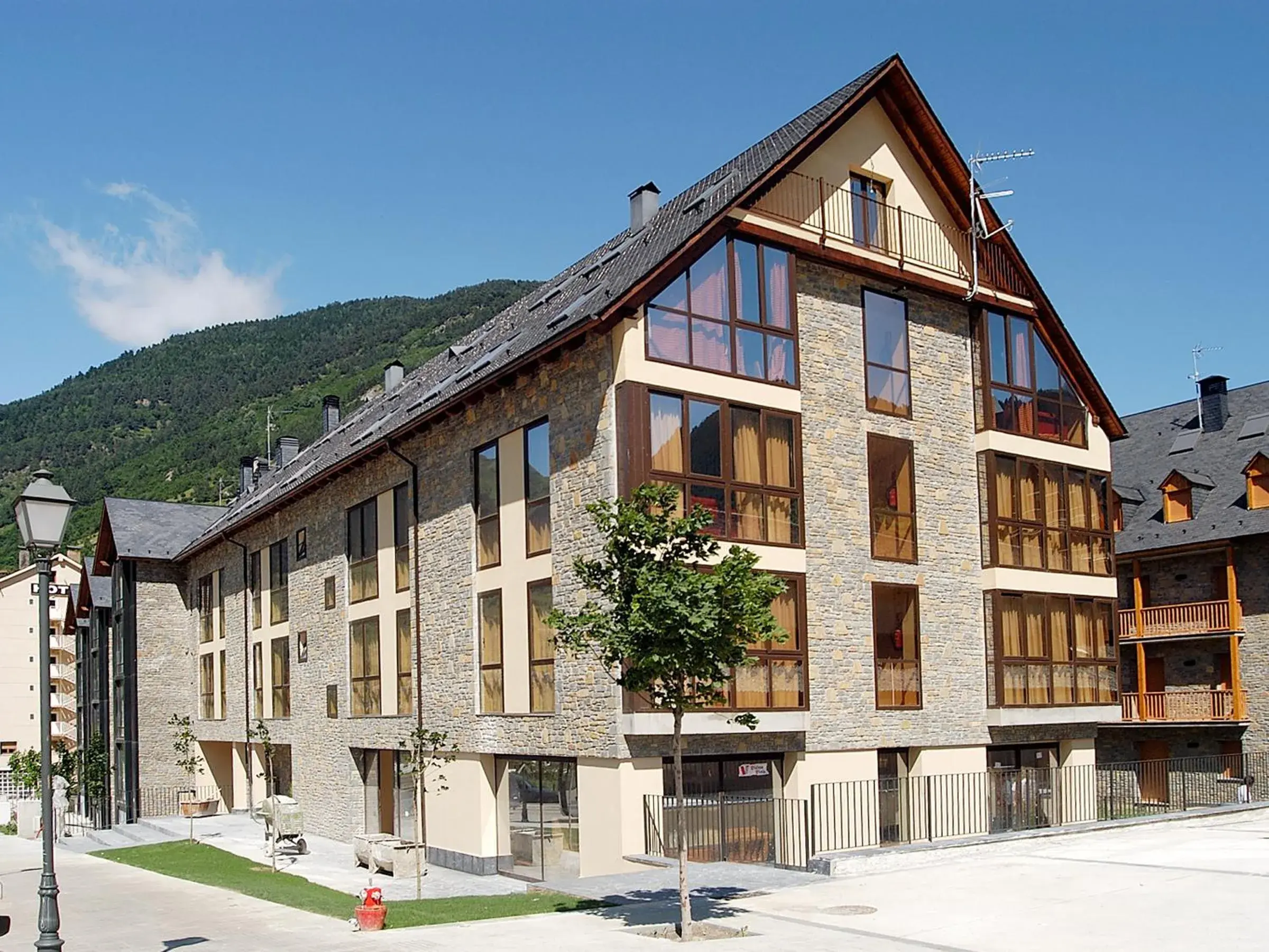 Facade/entrance in Aparthotel Nou Vielha Facade/entrance in Aparthotel Nou Vielha