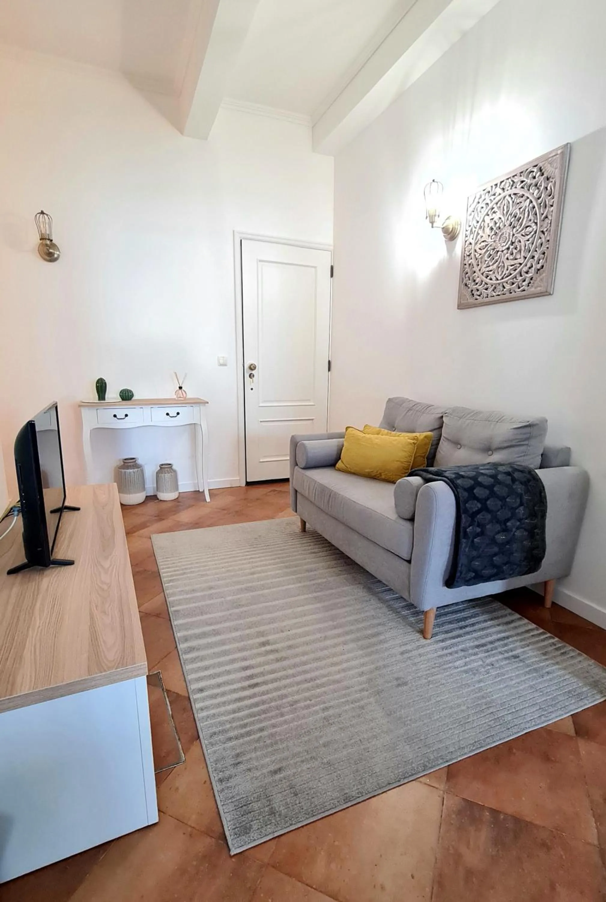 Communal lounge/ TV room in Santa Clara Apartments
