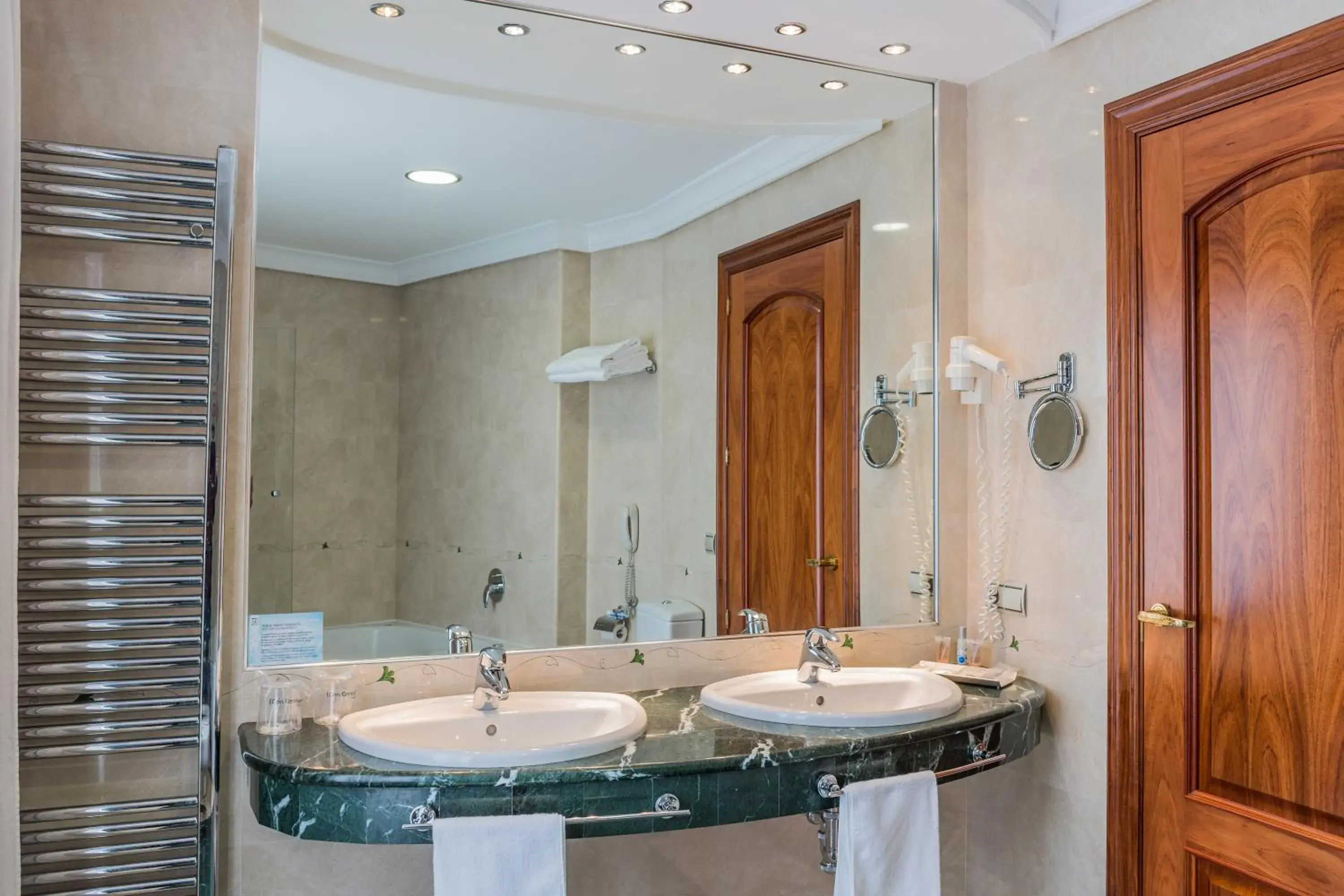 Bathroom in Sercotel Guadiana Bathroom in Sercotel Guadiana