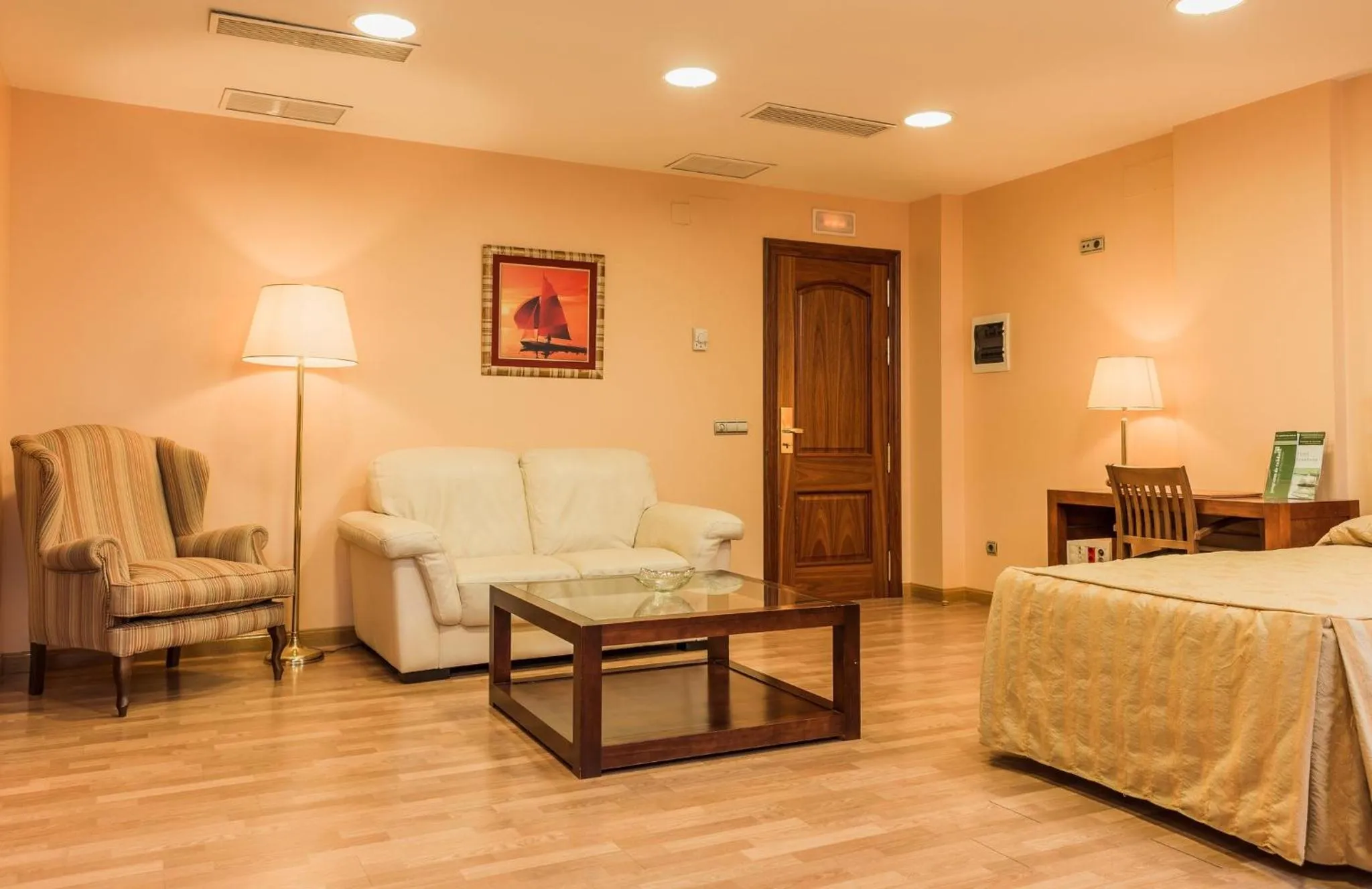 Photo of the whole room, Bed in Sercotel Guadiana