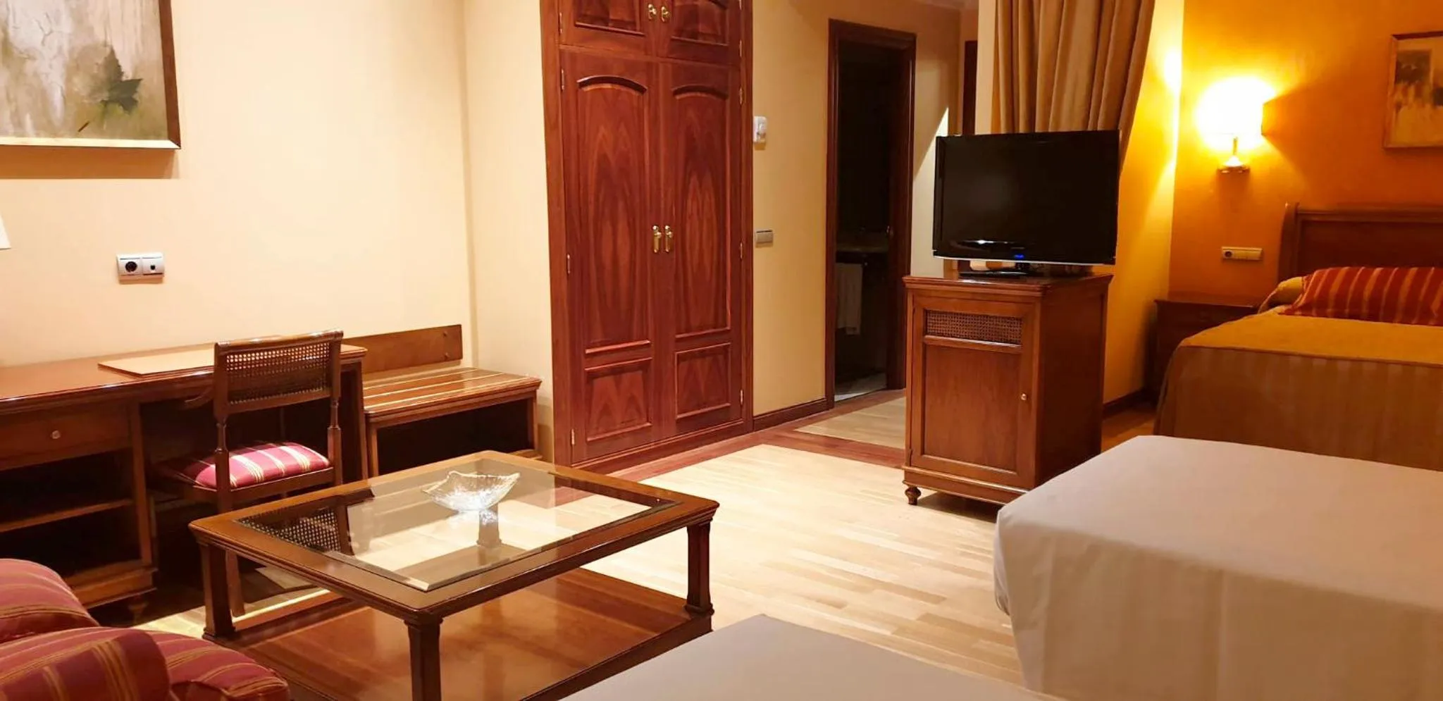 Photo of the whole room, Bed in Sercotel Guadiana