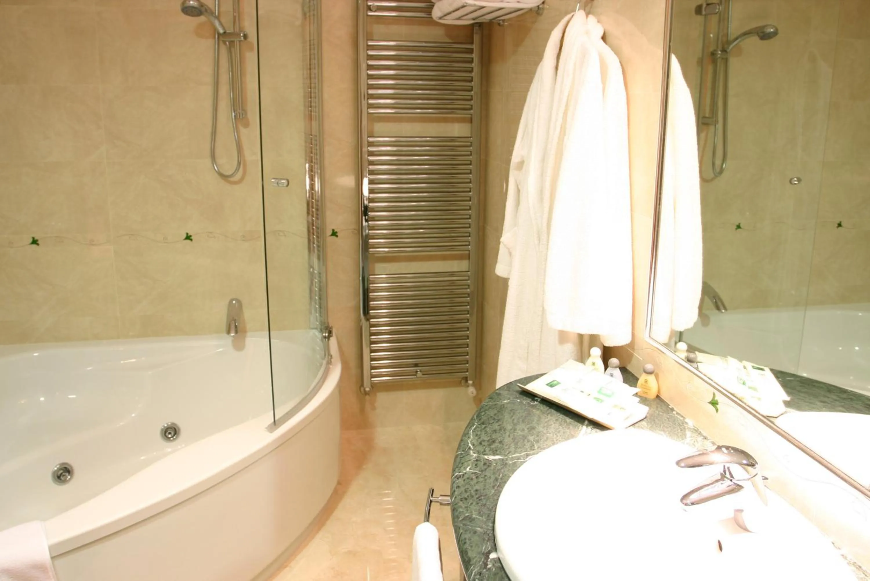 Bathroom in Sercotel Guadiana