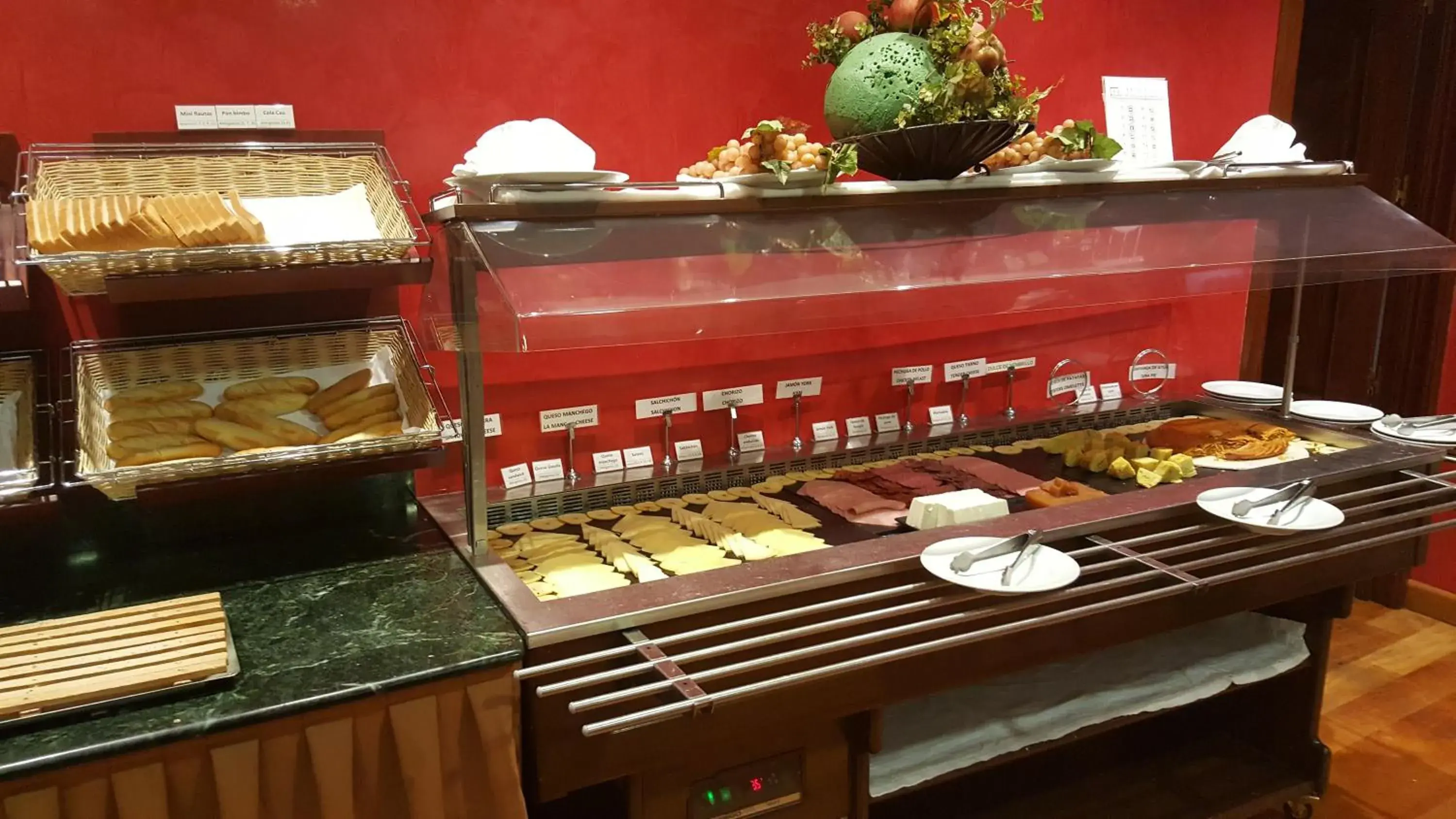 Buffet breakfast in Sercotel Guadiana Buffet breakfast in Sercotel Guadiana