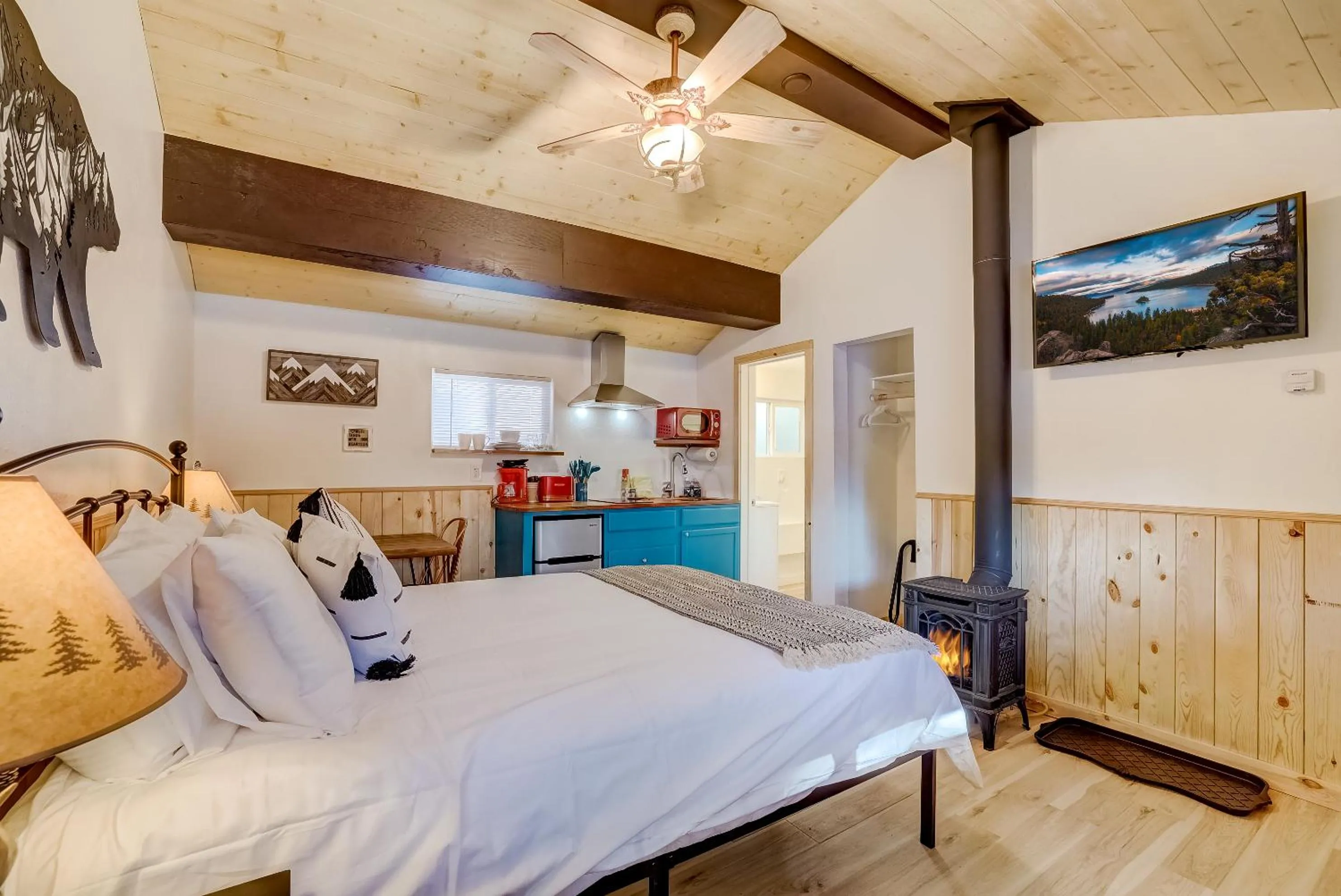 TV and multimedia, Bed in Tahoe Mountain Inn