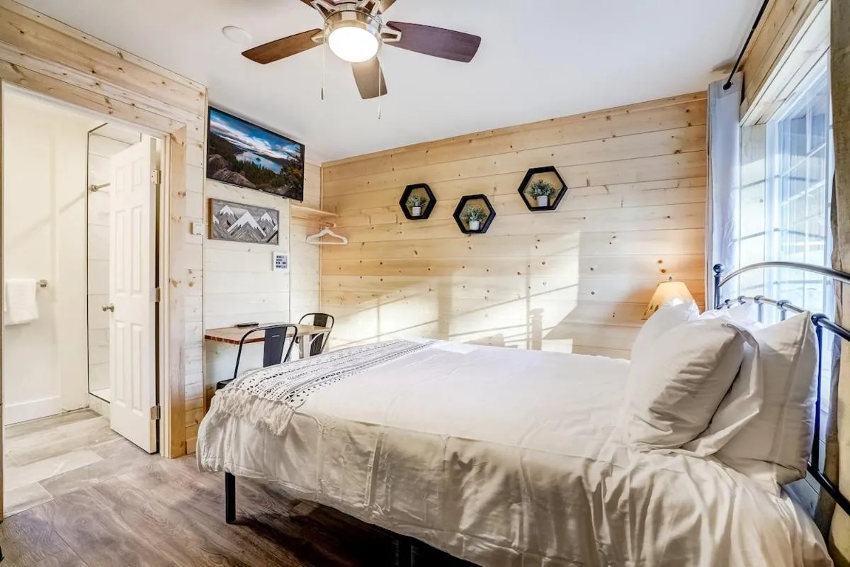 TV and multimedia, Bed in Tahoe Mountain Inn