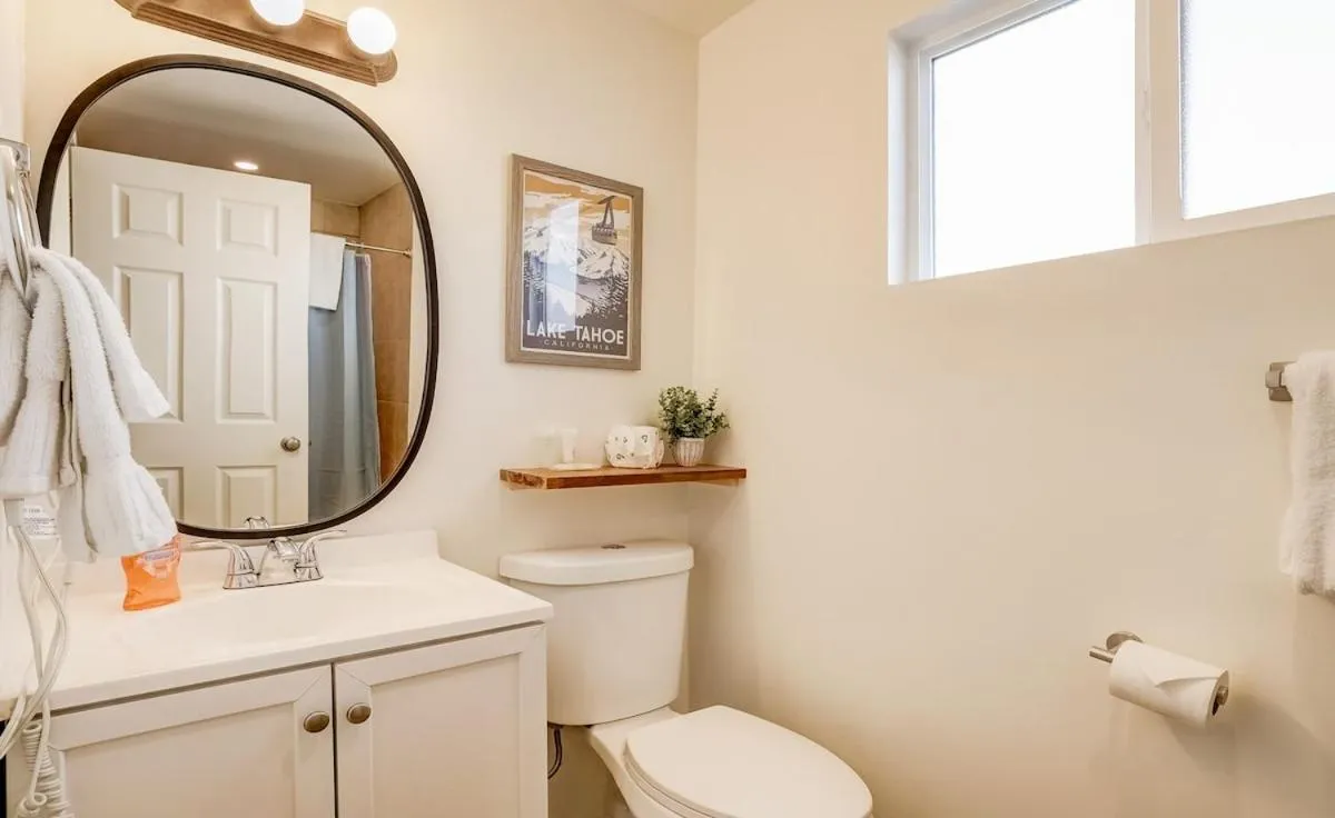 Toilet in Tahoe Mountain Inn