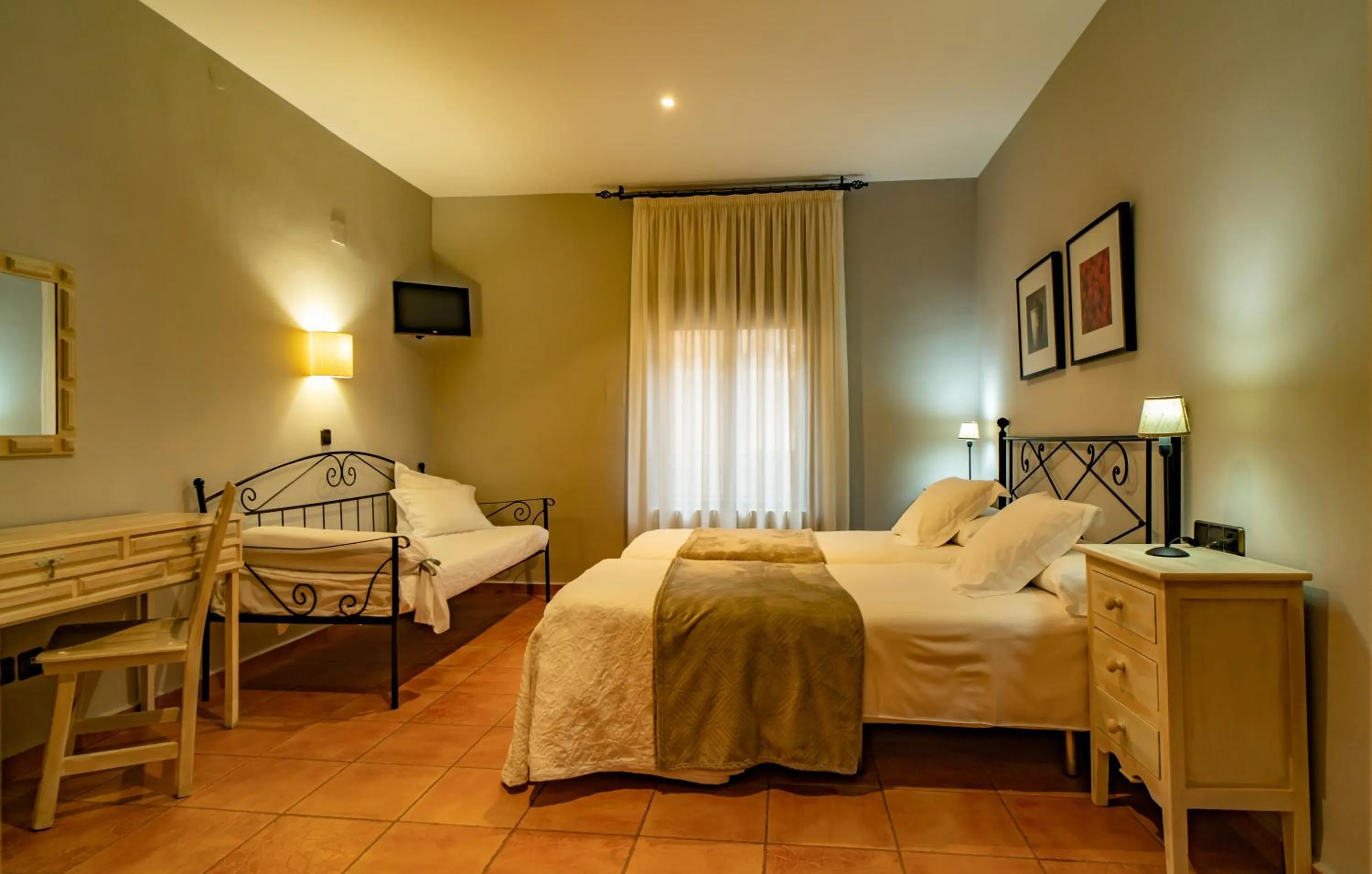 Photo of the whole room, Bed in Hotel Alfonso IX