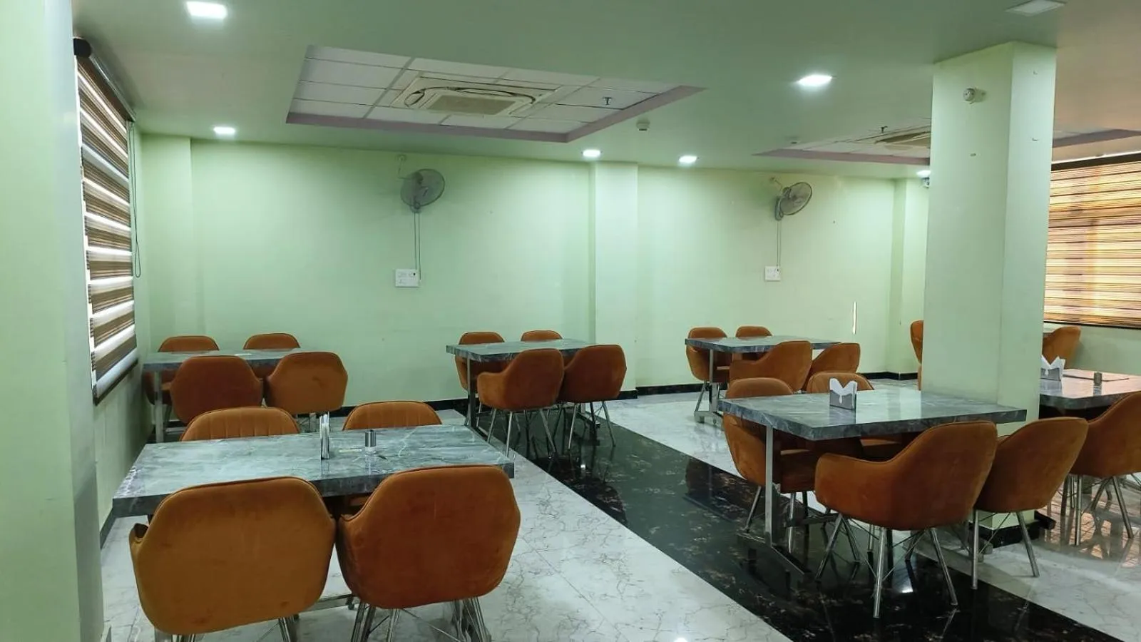 Restaurant/places to eat in HOTEL AMAR PALACE BHARATPUR