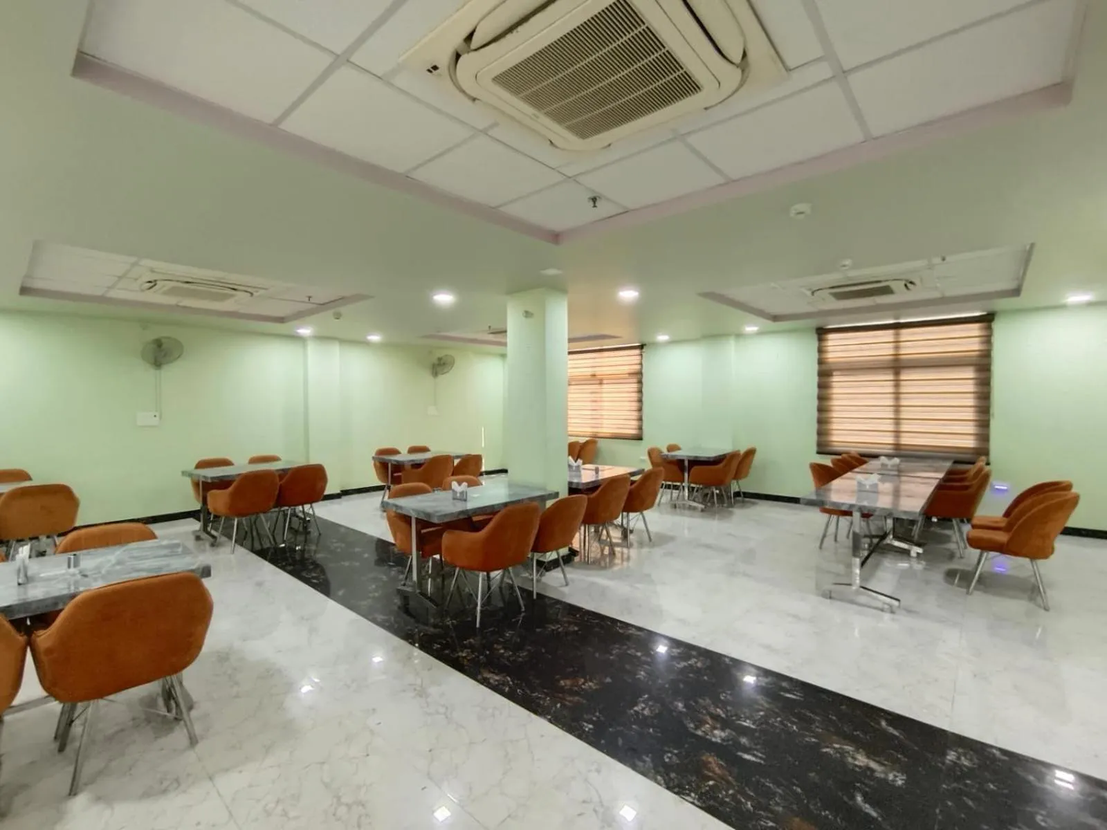 Restaurant/places to eat in HOTEL AMAR PALACE BHARATPUR