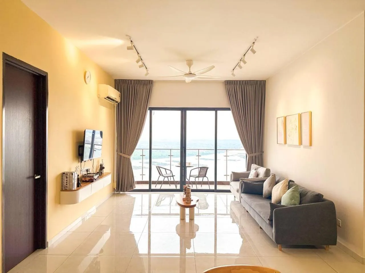Four-Room Apartment in Danga Bay Country Garden by RR JBcity