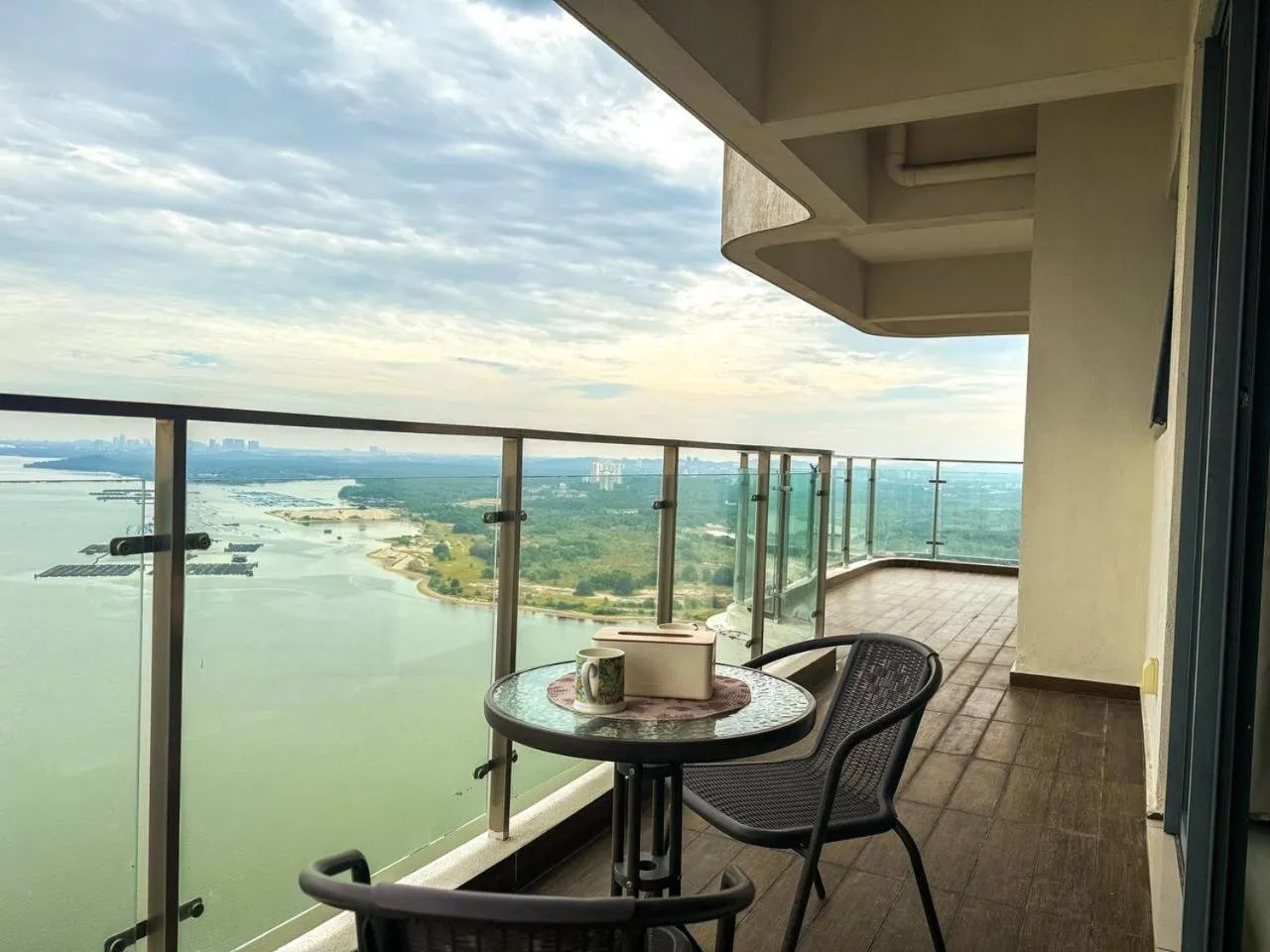 Four-Room Apartment in Danga Bay Country Garden by RR JBcity