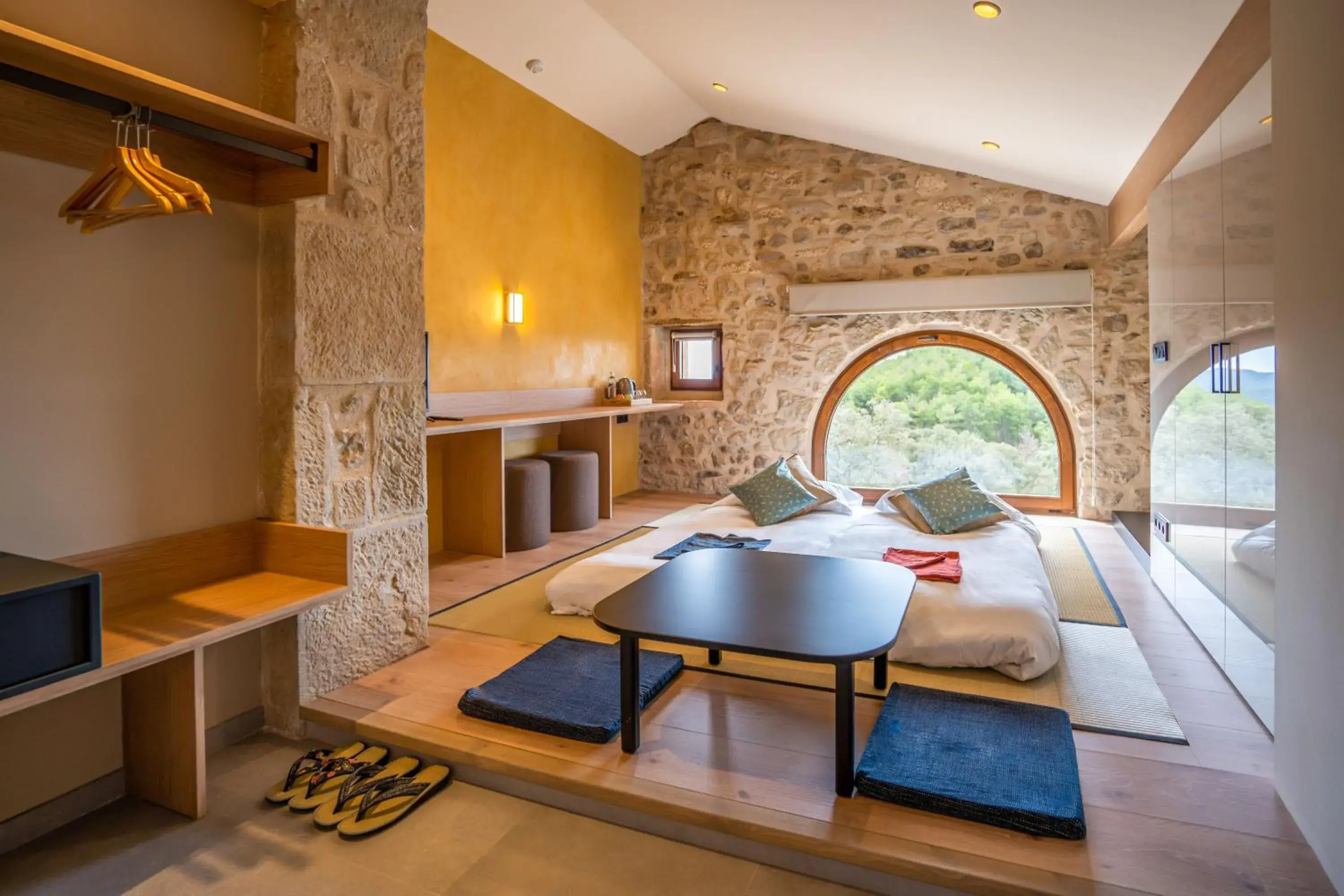 Double Room with Mountain View - single occupancy in Hotel japonès Puigpinós Double Room with Mountain View - single occupancy in Hotel japonès Puigpinós