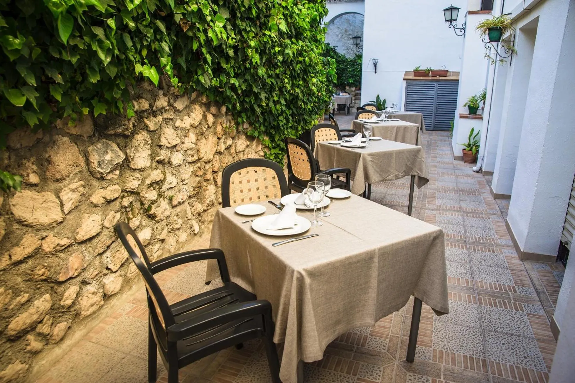 Restaurant/places to eat in Hotel Zuhayra