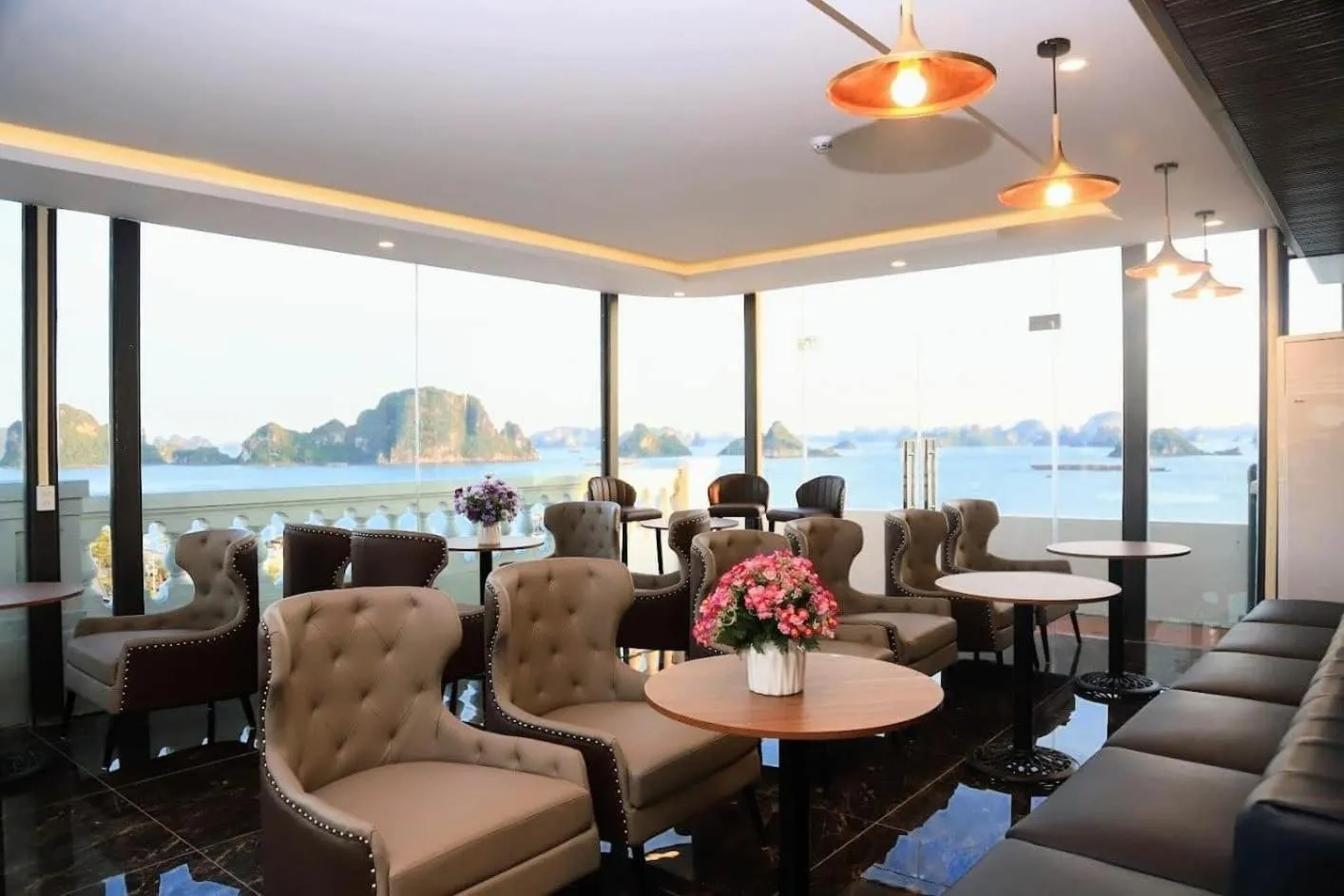 Lounge or bar in Golden Sea HaLong Hotel