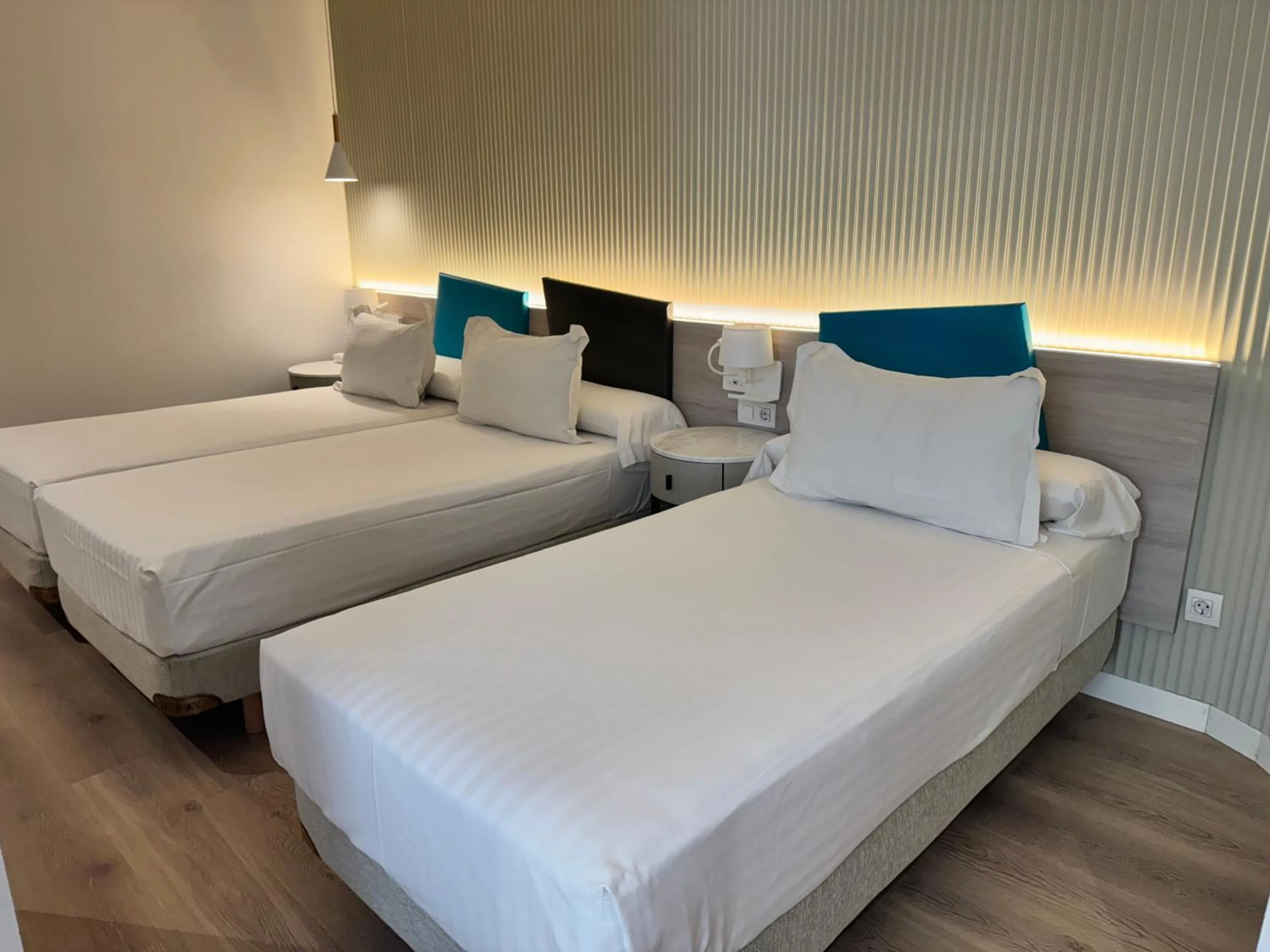 Bedroom, Bed in Hotel Mediterraneo Valencia