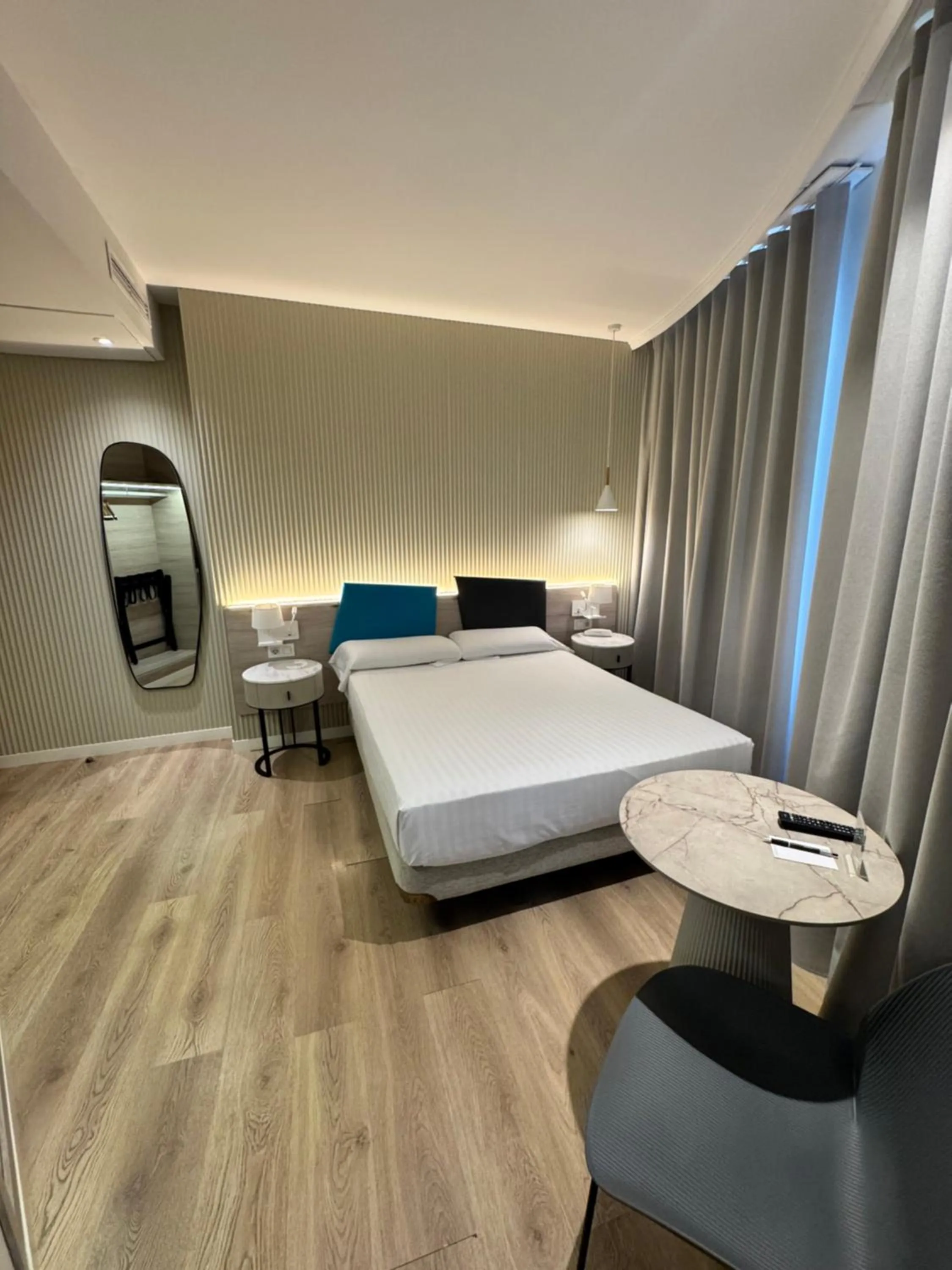 Bedroom, Bed in Hotel Mediterraneo Valencia