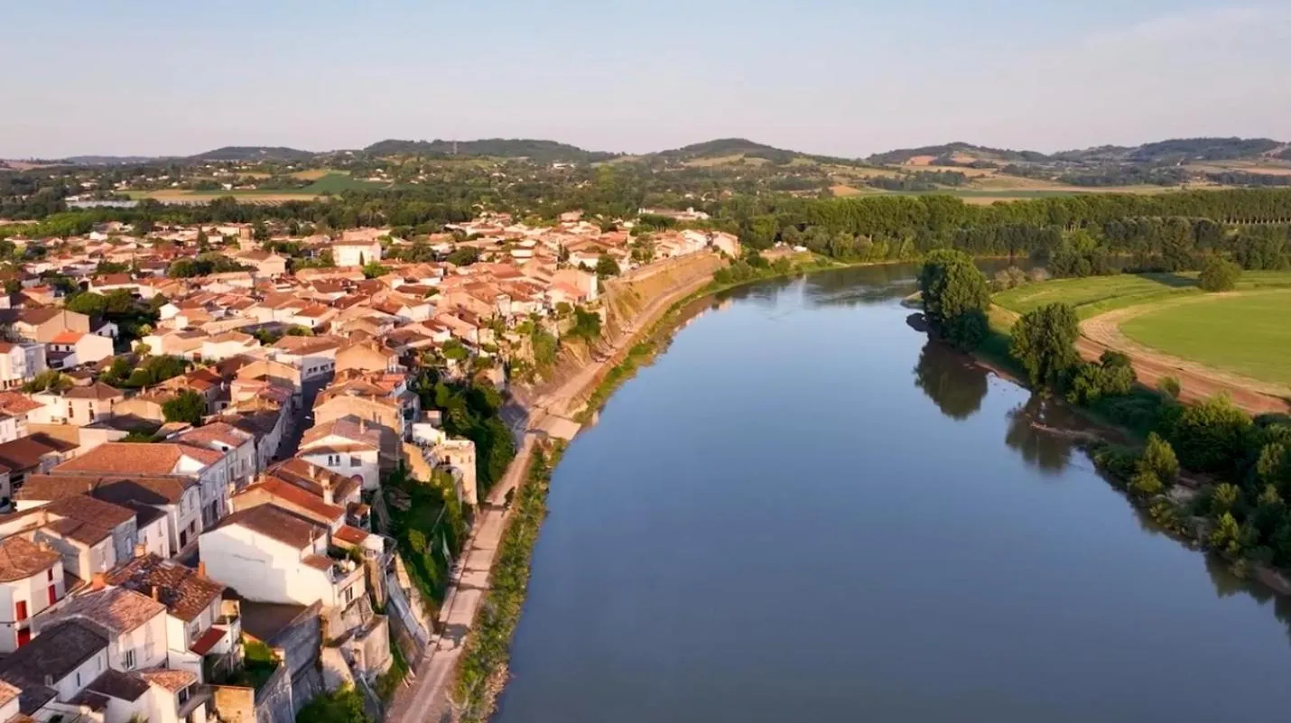 Location in CÔTE GARONNE le BALCON DES DAMES -hôtel et restaurant- Tonneins Fauillet Marmande - vue panoramique bord de Garonne chambres climatisées