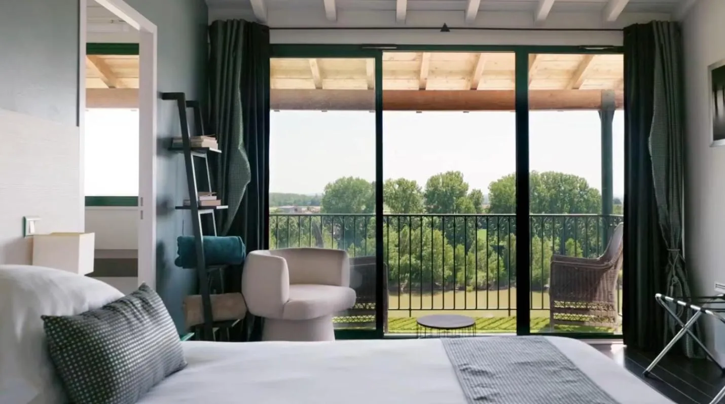 Bed in CÔTE GARONNE le BALCON DES DAMES -hôtel et restaurant- Tonneins Fauillet Marmande - vue panoramique bord de Garonne chambres climatisées
