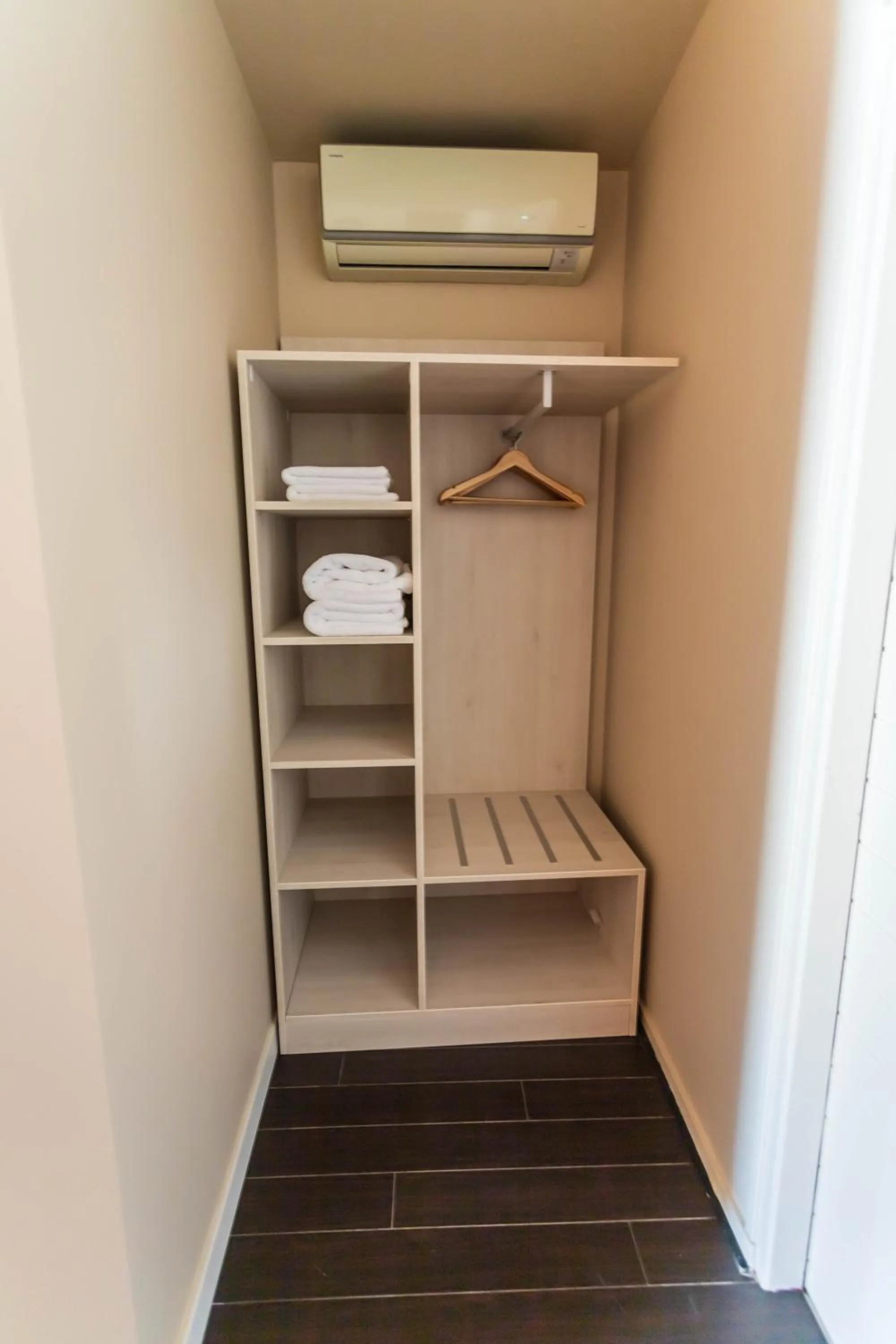 wardrobe in CÔTE GARONNE le BALCON DES DAMES -hôtel et restaurant- Tonneins Fauillet Marmande - vue panoramique bord de Garonne chambres climatisées