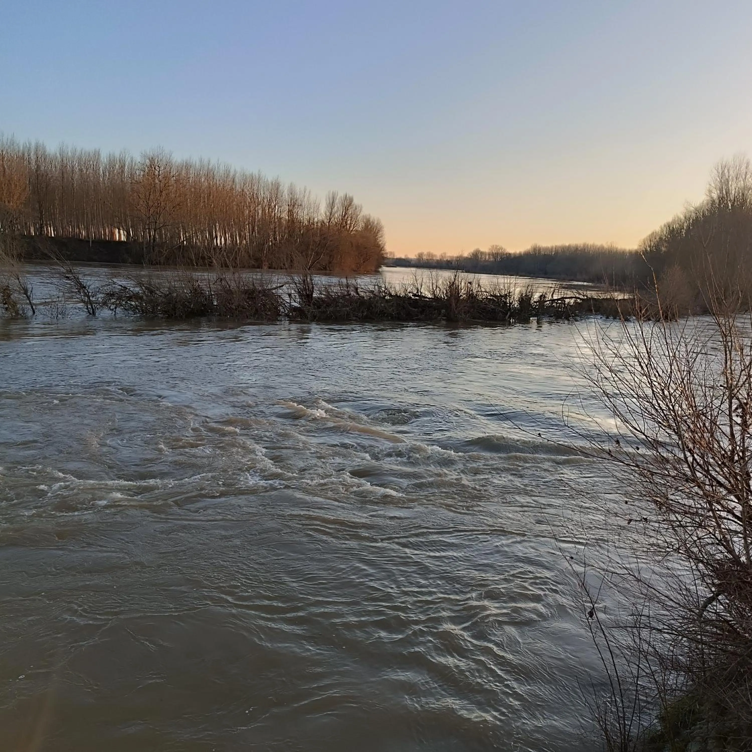 Canoeing in CÔTE GARONNE le BALCON DES DAMES -hôtel et restaurant- Tonneins Fauillet Marmande - vue panoramique bord de Garonne chambres climatisées