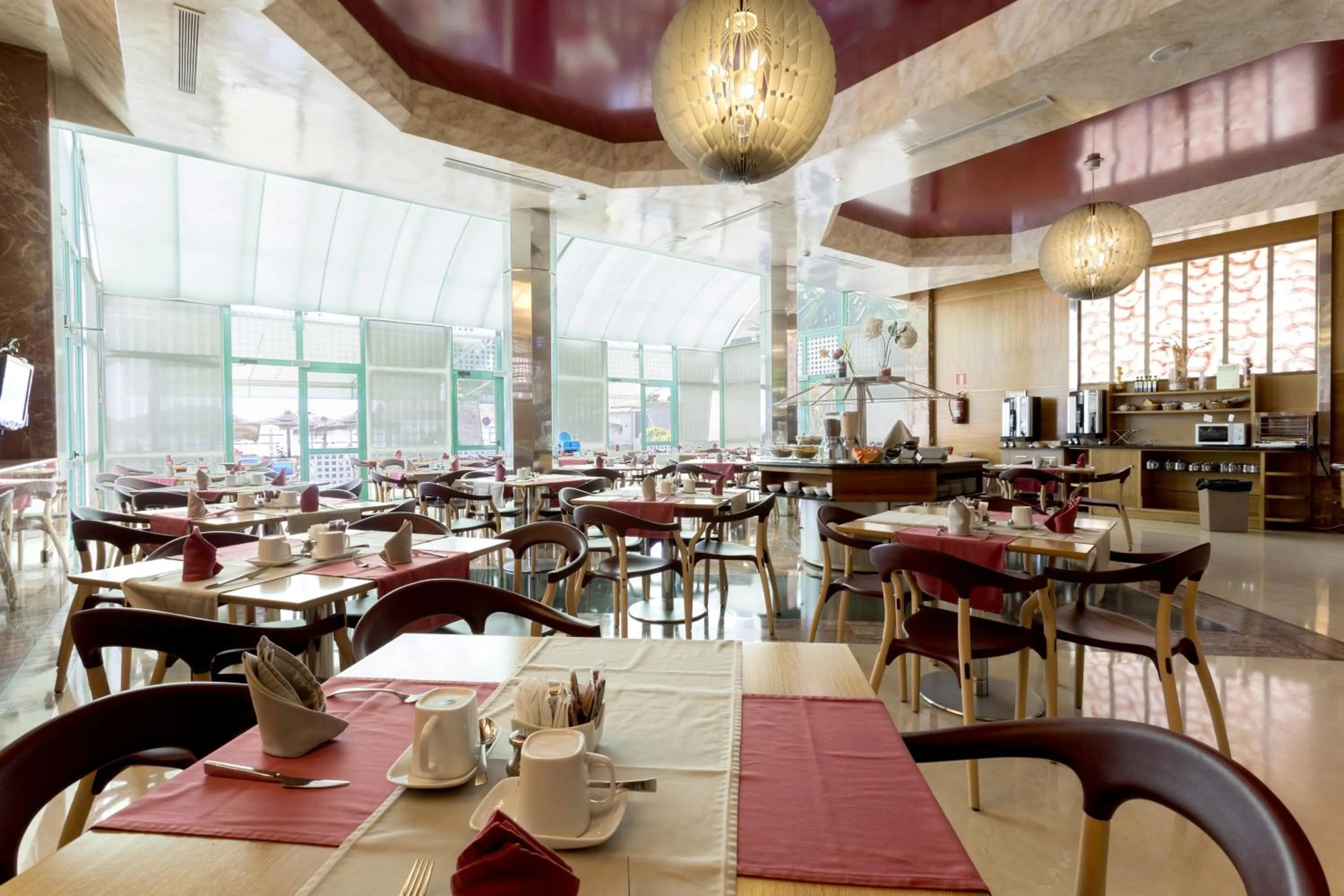 Restaurant/places to eat in Hotel Isabel