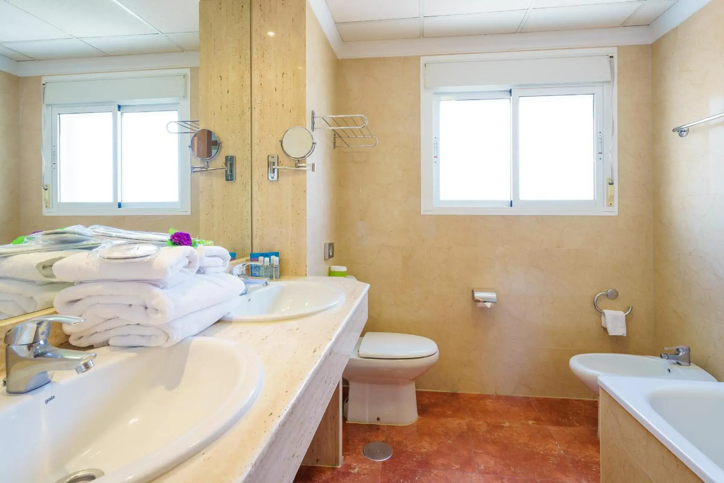 Bathroom in Hotel Isabel Bathroom in Hotel Isabel