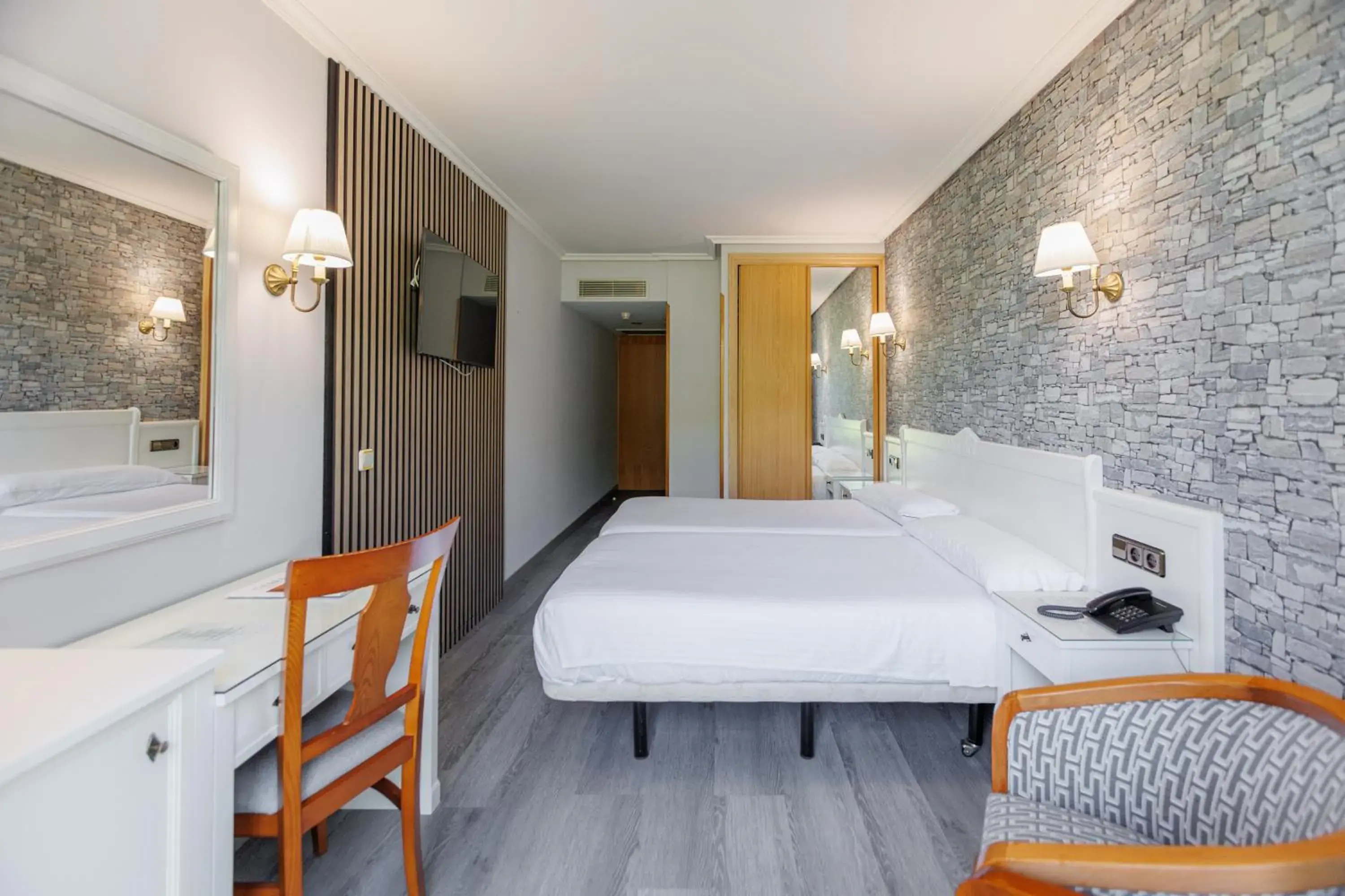 Double Room in Hotel Ciudad Cangas de Onis Double Room in Hotel Ciudad Cangas de Onis