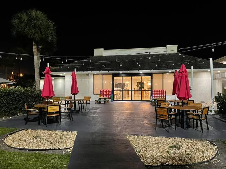 Newly Room in cozy hotel with Super location to the Parks